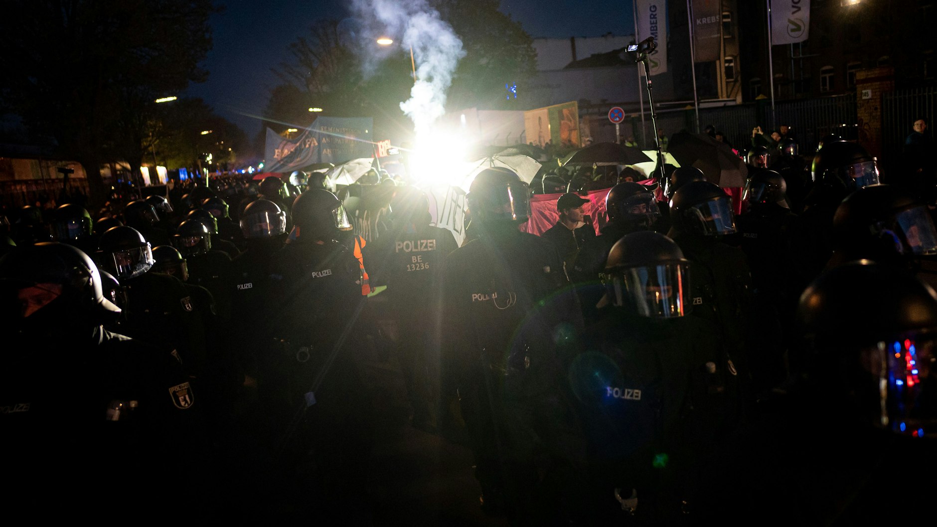 Immer wieder krachen auf der Demo Böller, die auf Polizisten geworfen werden.