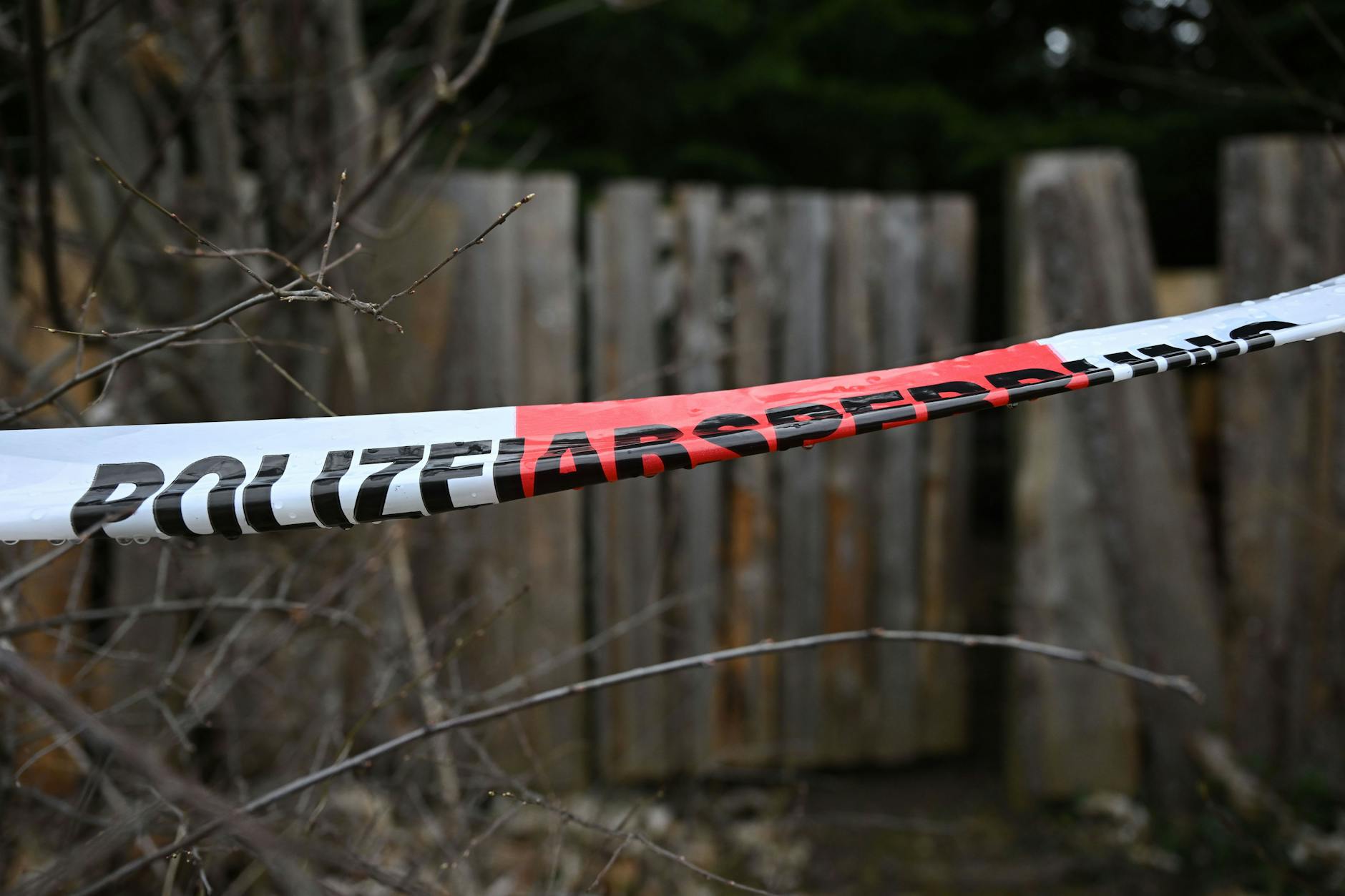 Ein Mann verunglückte mit seinem Rasenmäher in Hattenhofen. Er wurde erst nach Stunden in einem Bachlauf entdeckt.