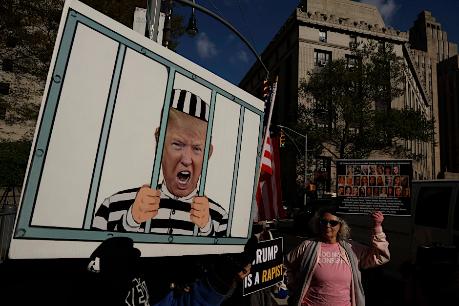 Demonstranten fordern vor dem Gericht in New York Gerechtigkeit. Sie unterstützen die US-Autorin E. Jean Carroll, die Trump schwere Vorwürfe macht.&nbsp;