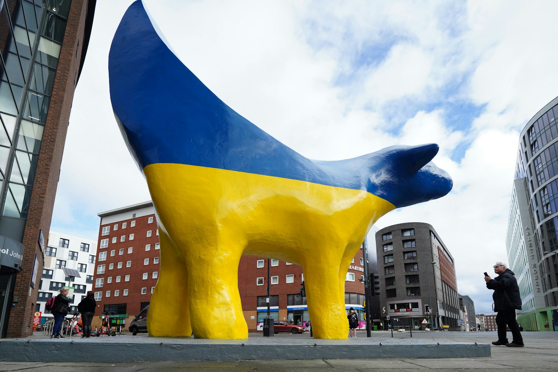 Liverpool zeigt Solidarität: Die Skulptur vor der Avril Robarts Library der Liverpool John Moores University wurde in den Farben der ukrainischen Flagge gestrichen.&nbsp;