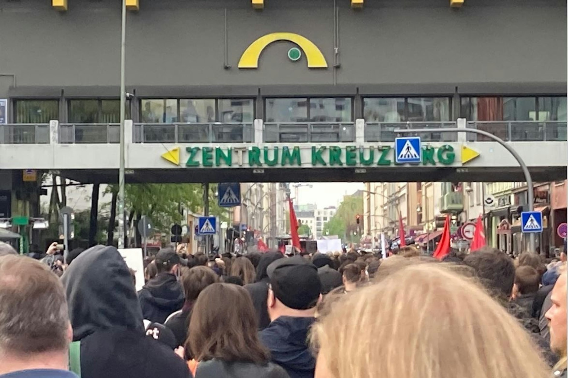 Die Demo erreicht das Kottbusser Tor.