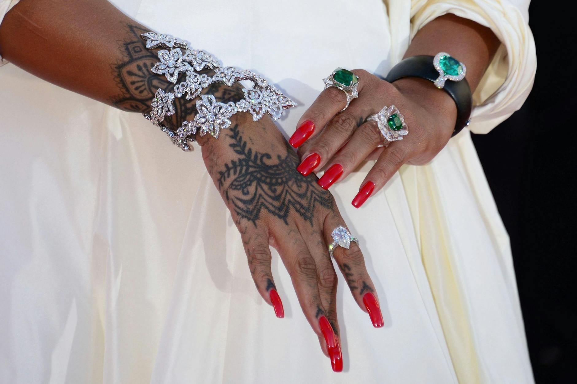 Magische Hände: Wer twitterte sich trotz langer Krallen zuletzt an die Spitze der Frauen?