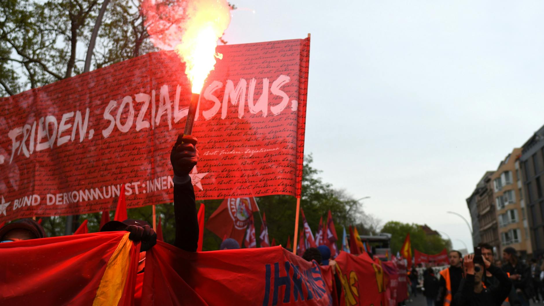 Auf der Revolutionären Mai-Demo werden erste Bengalos gezündet.