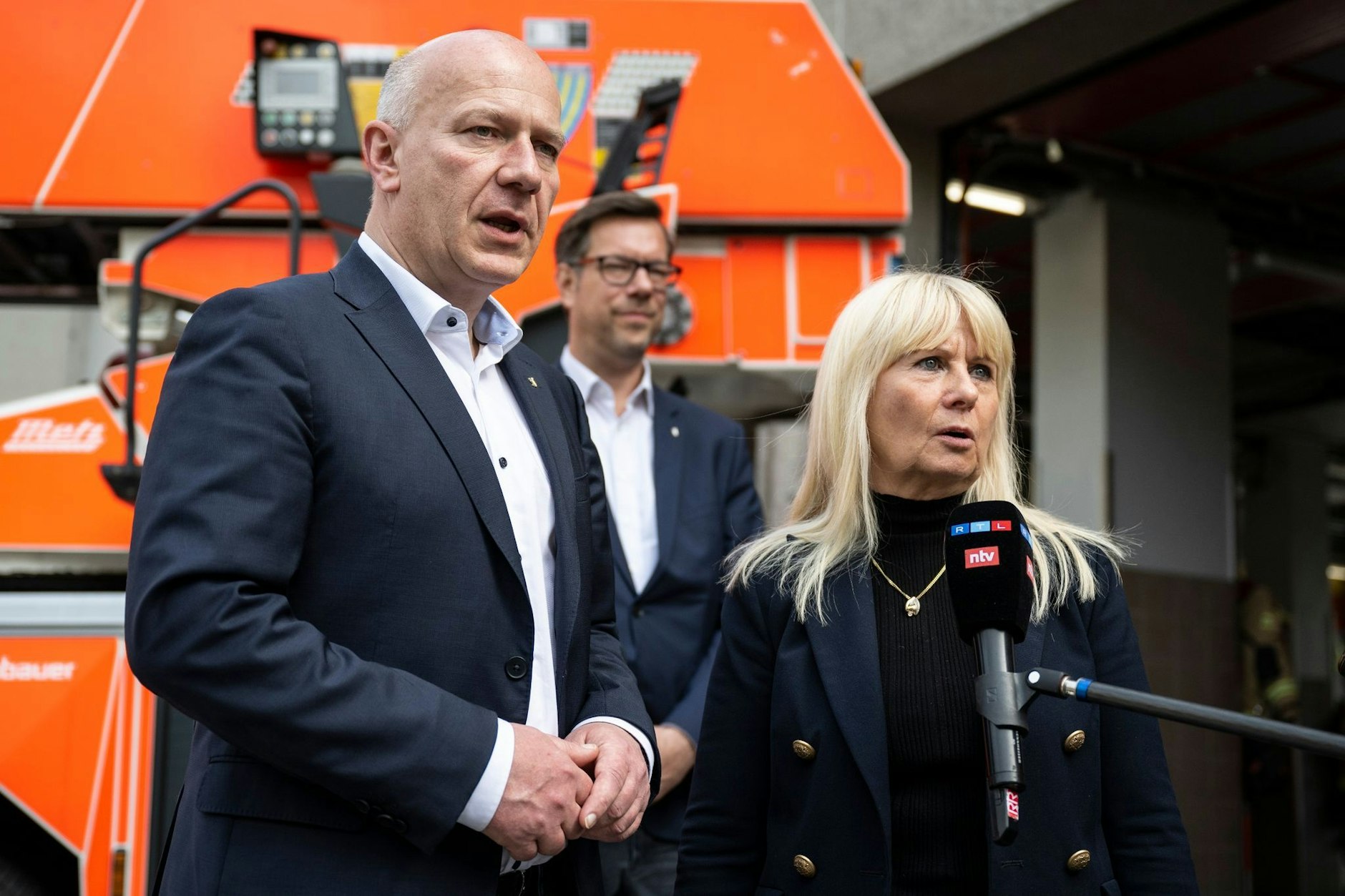 Kai Wegner (CDU), Regierender Bürgermeister von Berlin, und Iris Spranger (SPD), Berliner Senatorin für Inneres, besuchen am 1. Mai die Neuköllner Feuerwehr.