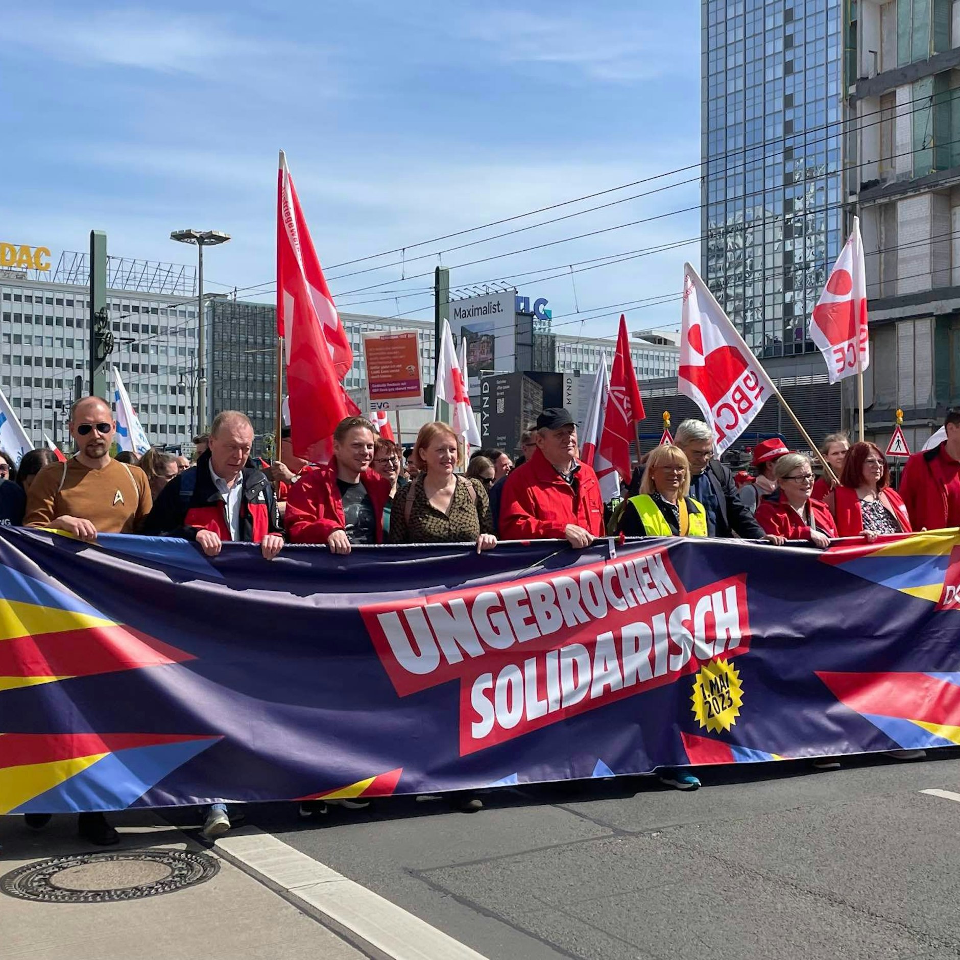Die Gewerkschaftsdemo zieht zum Roten Rathaus.