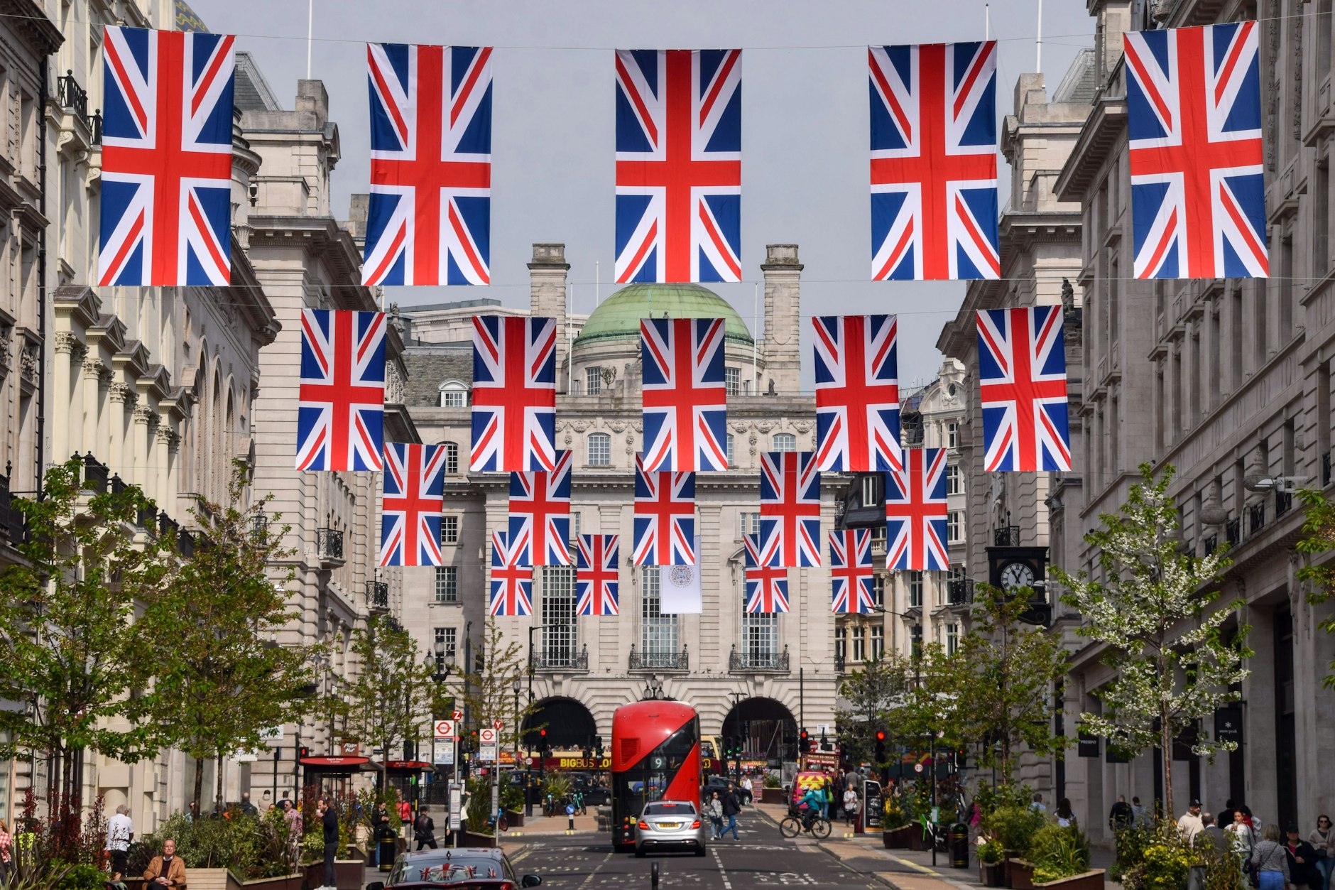 Eine Stadt hat sich herausgeputzt: Schon jetzt ist London, hier die Regent Street am Sonntag, vielerorts dekoriert.