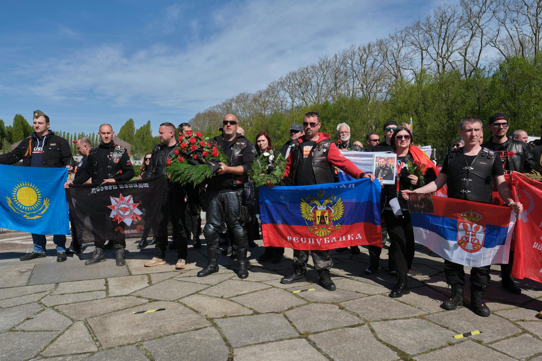 2021 durften die Nachtwölfe noch mit einem großen Aufgebot zum Sowjetischen Ehrenmal in Treptow kommen.