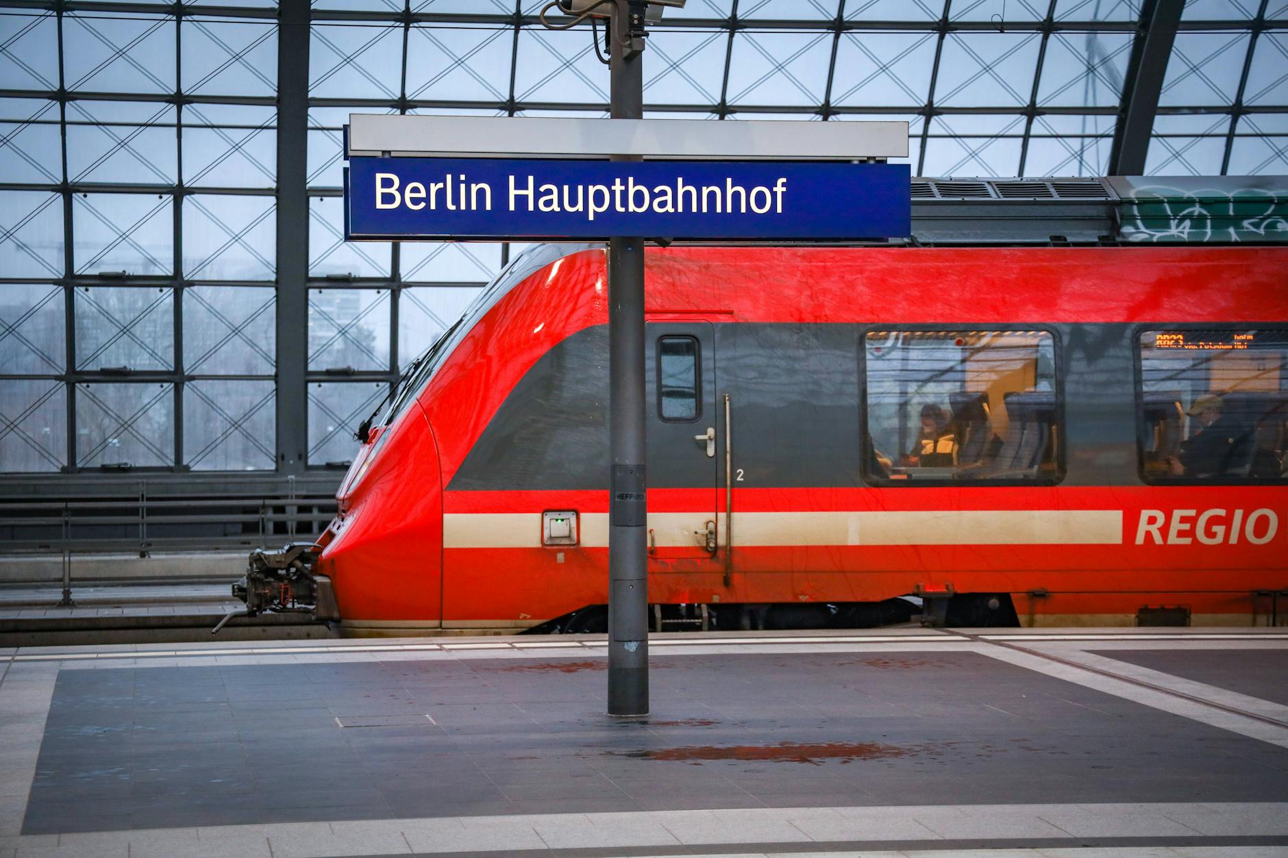 Eine Regionalbahn fährt in den Berliner Hauptbahnhof ein. 