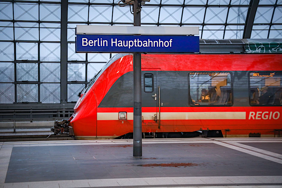 Eine Regionalbahn fährt in den Berliner Hauptbahnhof ein.&nbsp;