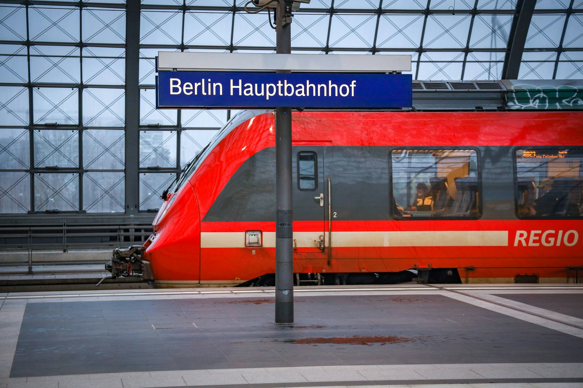 Eine Regionalbahn fährt in den Berliner Hauptbahnhof ein.&nbsp;