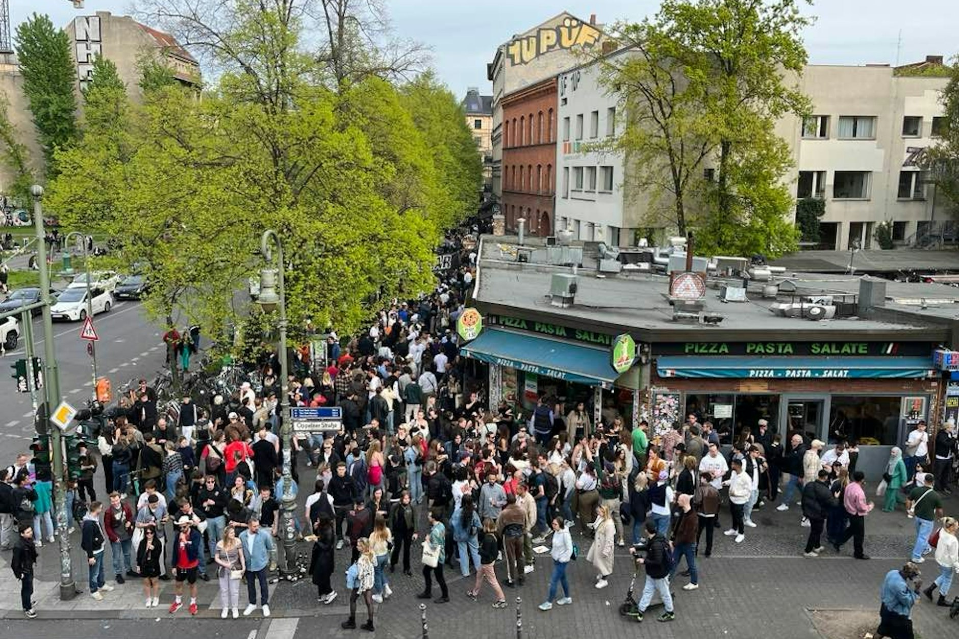 Rund um den U-Bahnhof Schlesisches Tor wird ordentlich gefeiert.