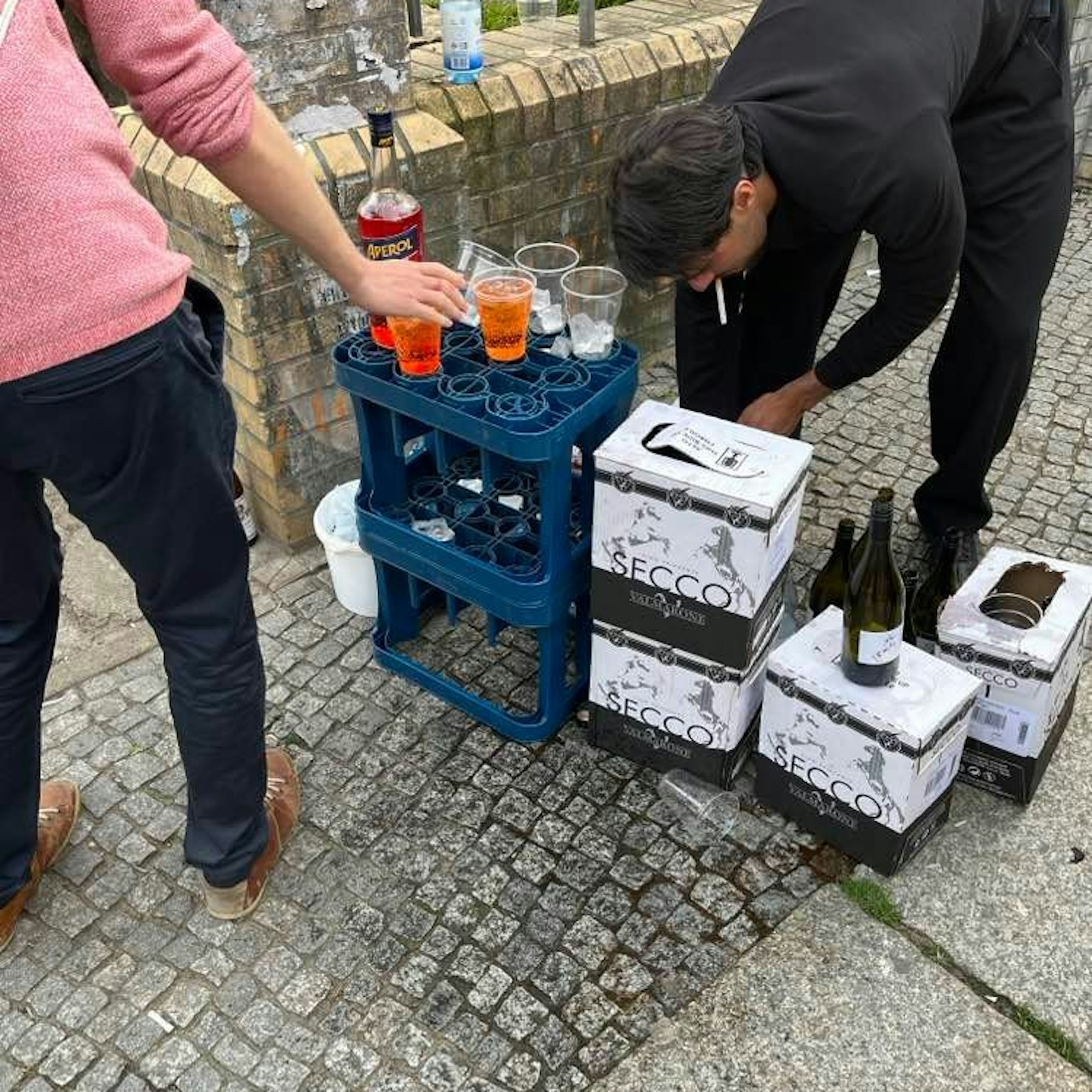 Am Eingang zum Görlitzer Park kann man Aperol Spritz im Plastikbecher kaufen.