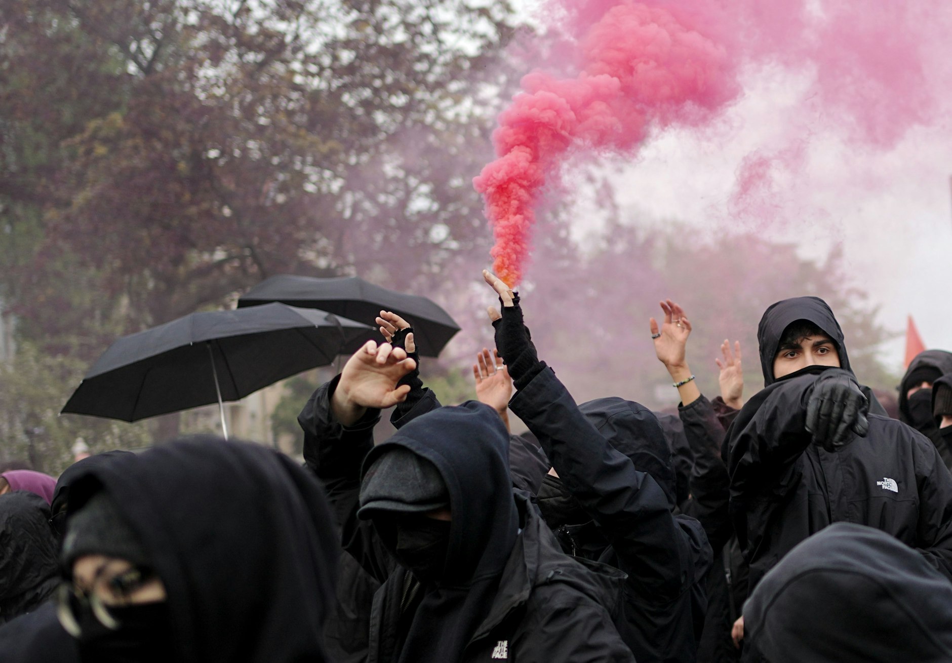 Pyrotechnik wird von den Demonstranten gezündet.