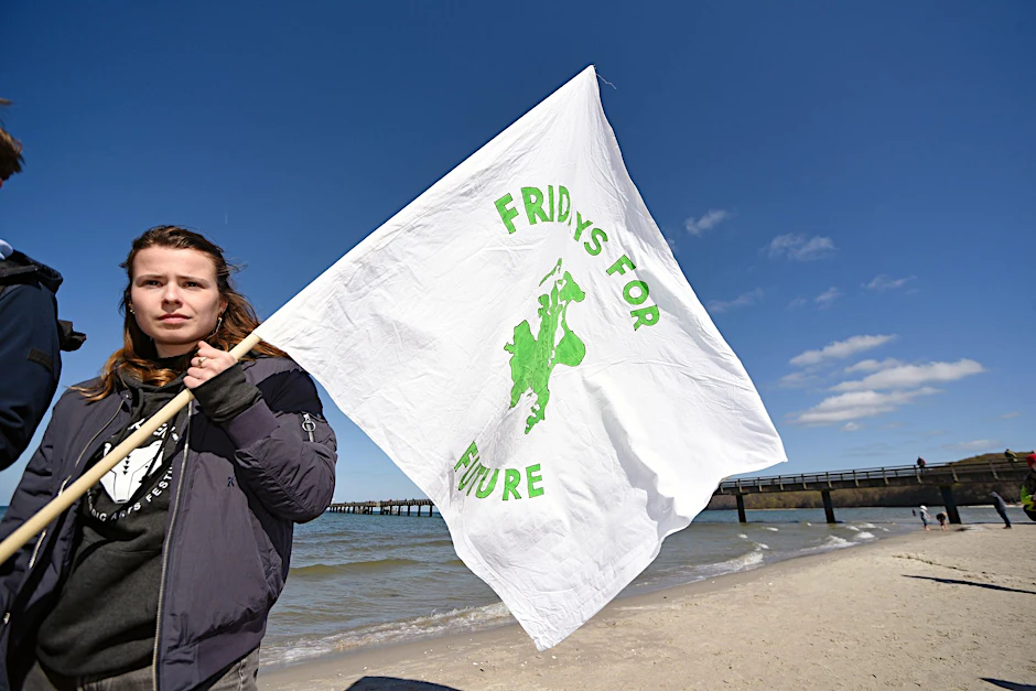 Klimaaktivistin Luisa Neubauer demonstriert auf der Insel Rügen gegen die geplante LNG-Anlage.  