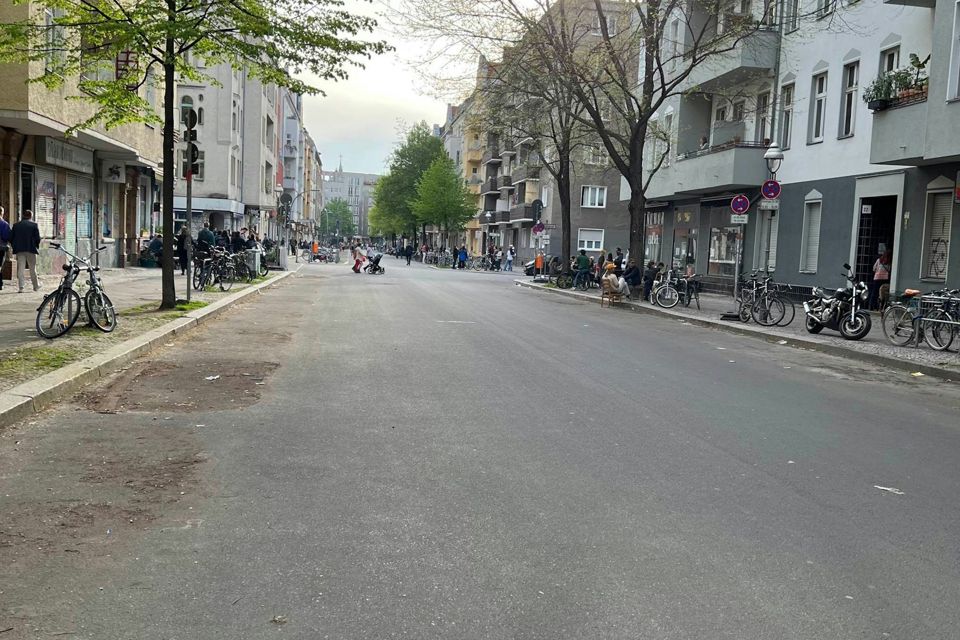 Noch ist es im Reuterkiez sehr ruhig. Die Sanderstraße ist für die 18-Uhr-Demo gesperrt.