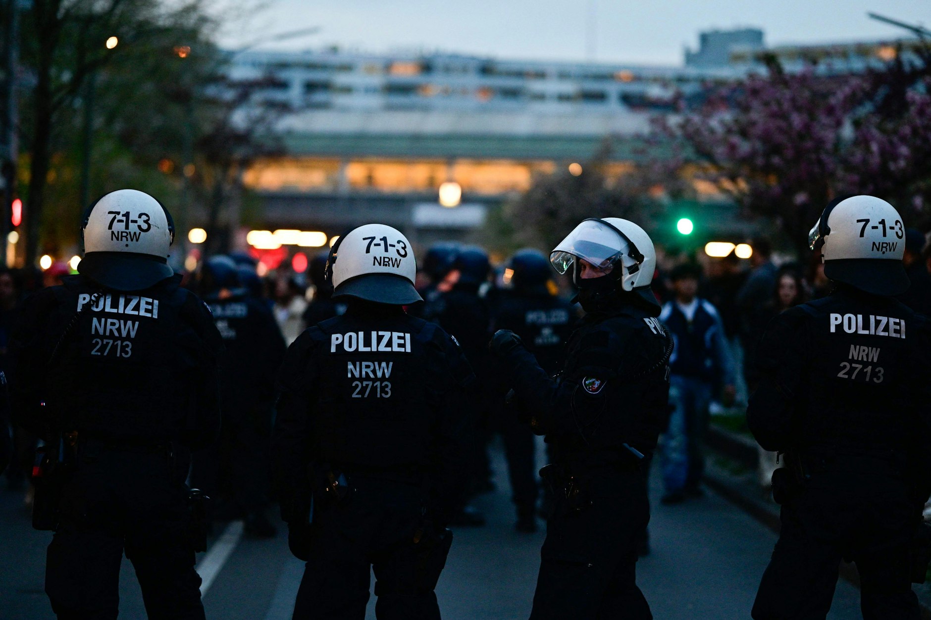 Polizisten am Montagabend am Kottbusser Tor