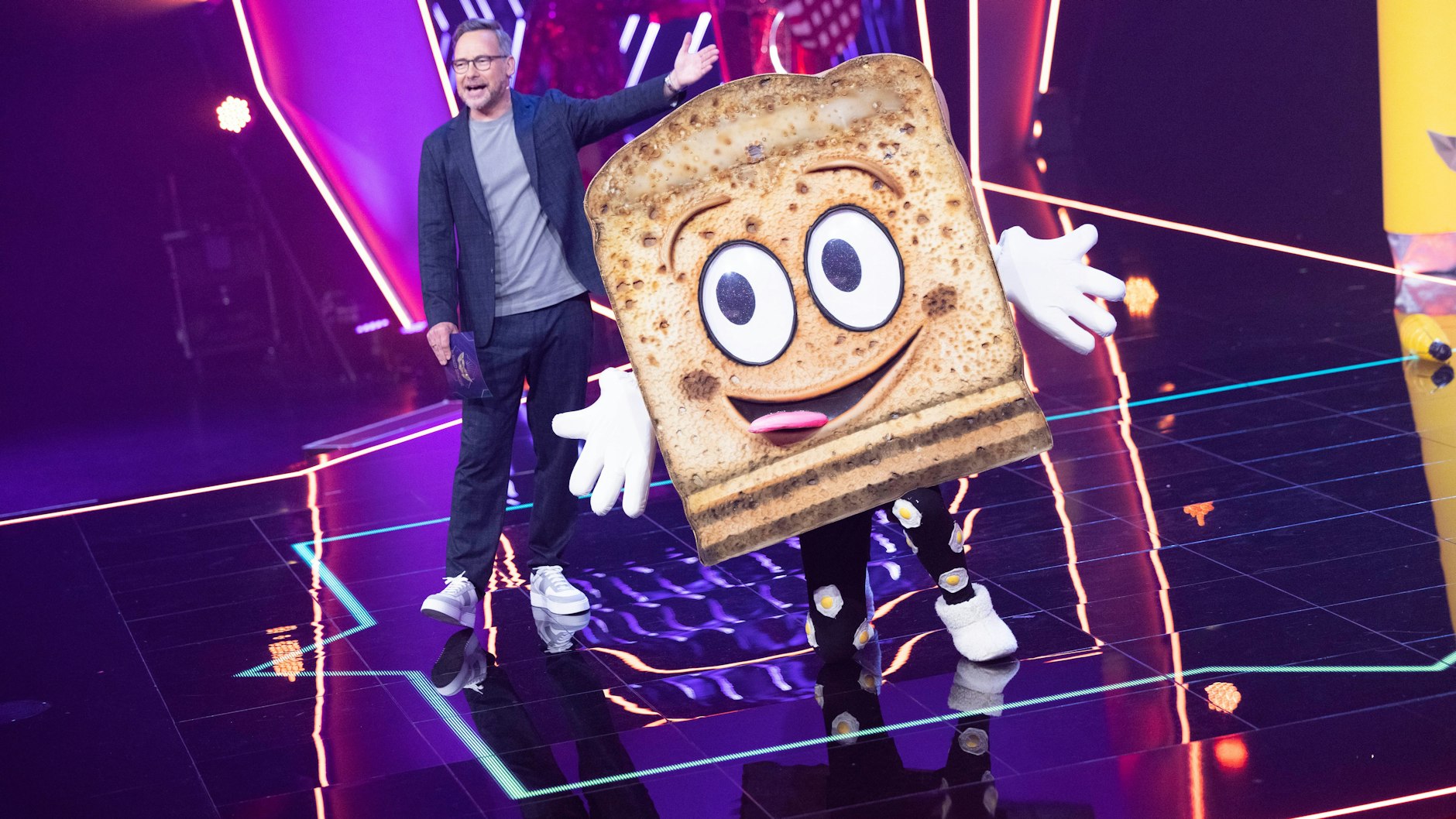 „Masked Singer“-Moderator Matthias Opdenhövel mit dem Toast