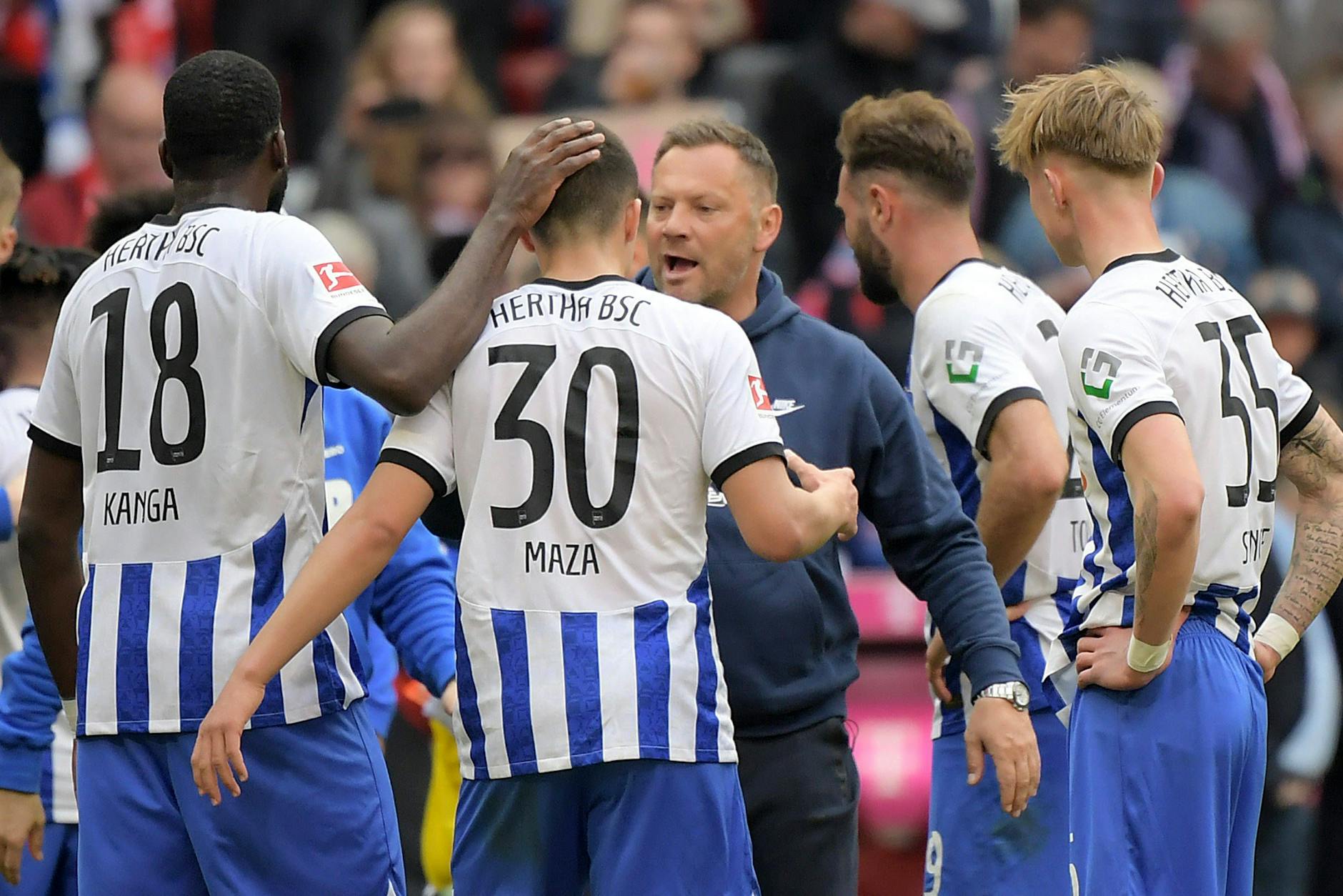 Hertha-Trainer Pal Dardai (M.) munterte seinen Spieler nach dem 0:2 beim FC Bayern auf, schwor sie direkt auf das Endspiel gegen Stuttgart ein.