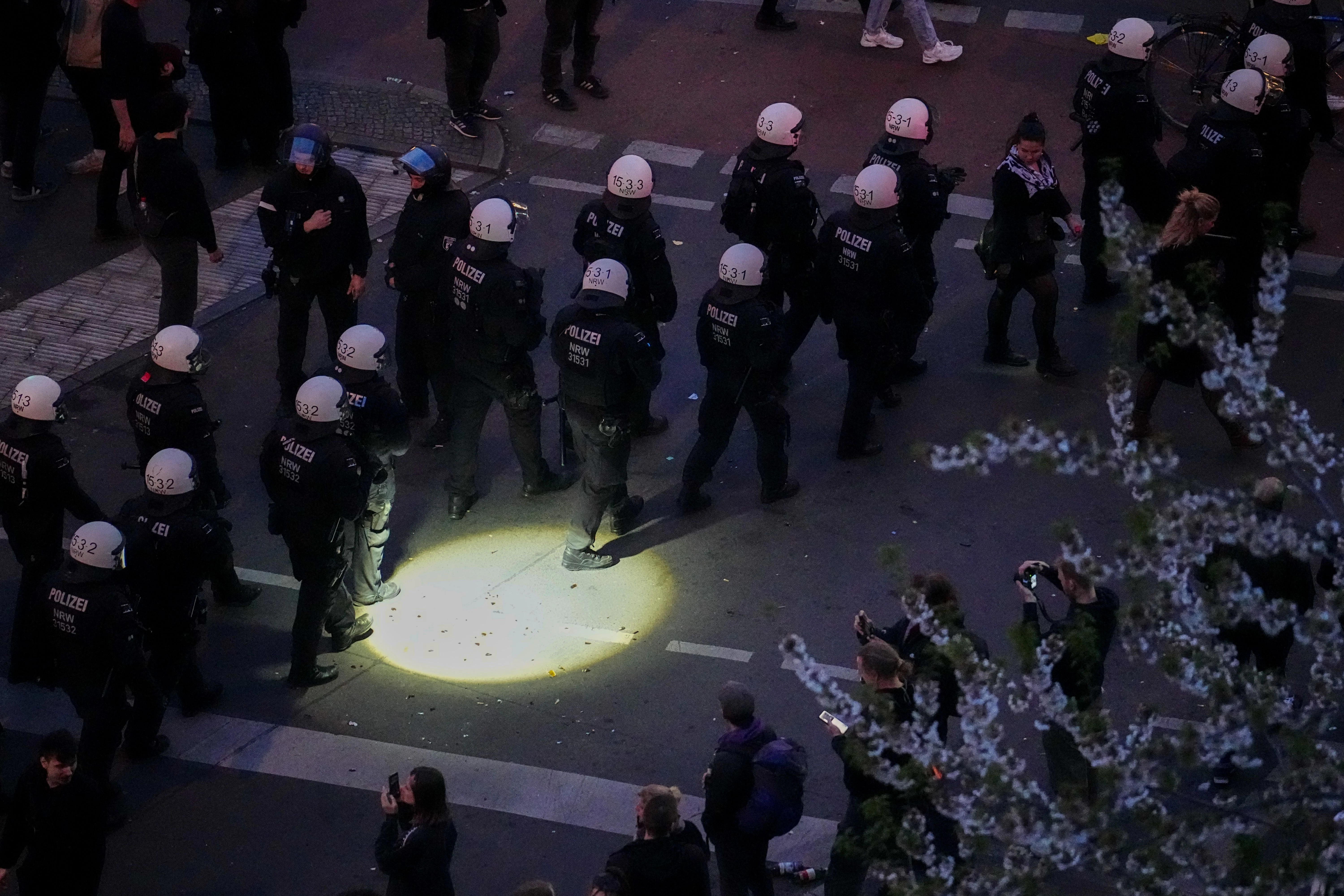 Die Polizei leuchtet den Platz um das Kottbusser Tor aus.&nbsp; &nbsp;