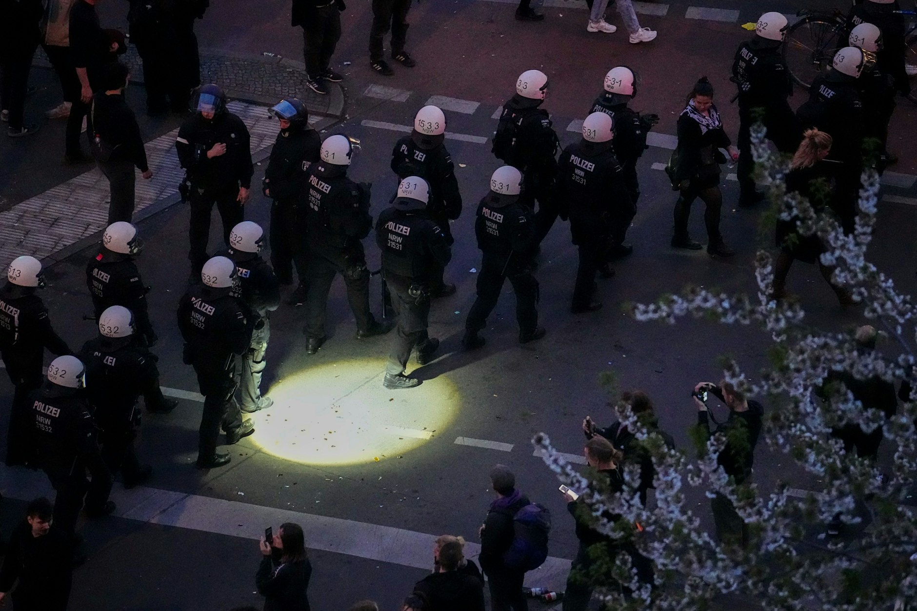 Die Polizei leuchtet den Platz um das Kottbusser Tor aus.&nbsp; &nbsp;