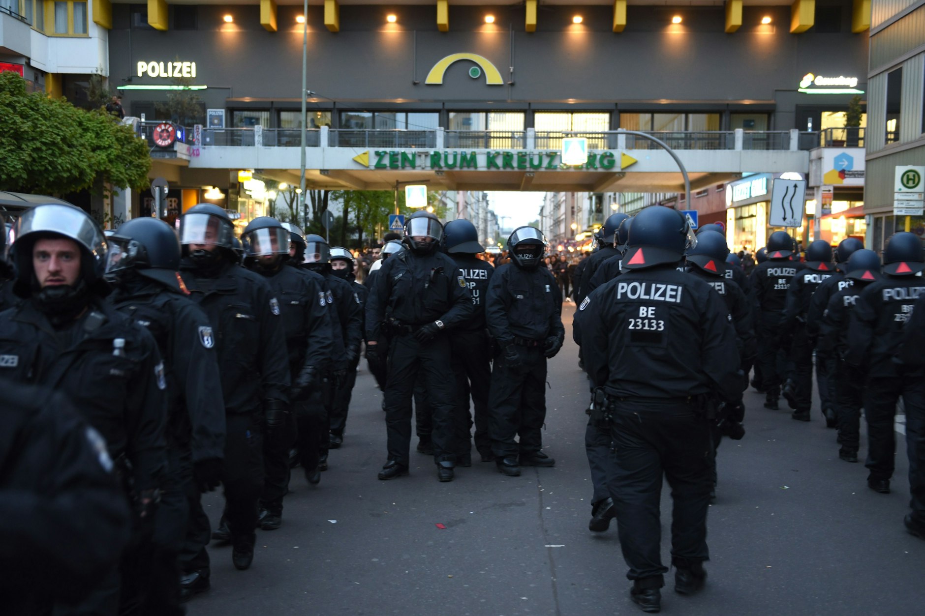 Polizisten am Kottbusser Tor. Der Platz leert sich langsam.&nbsp;&nbsp;