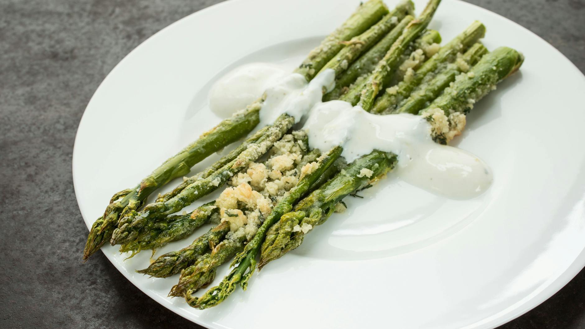 Gebratener Spargel mit Knoblauch und Parmesan ist schnell gemacht, gesund und lecker.