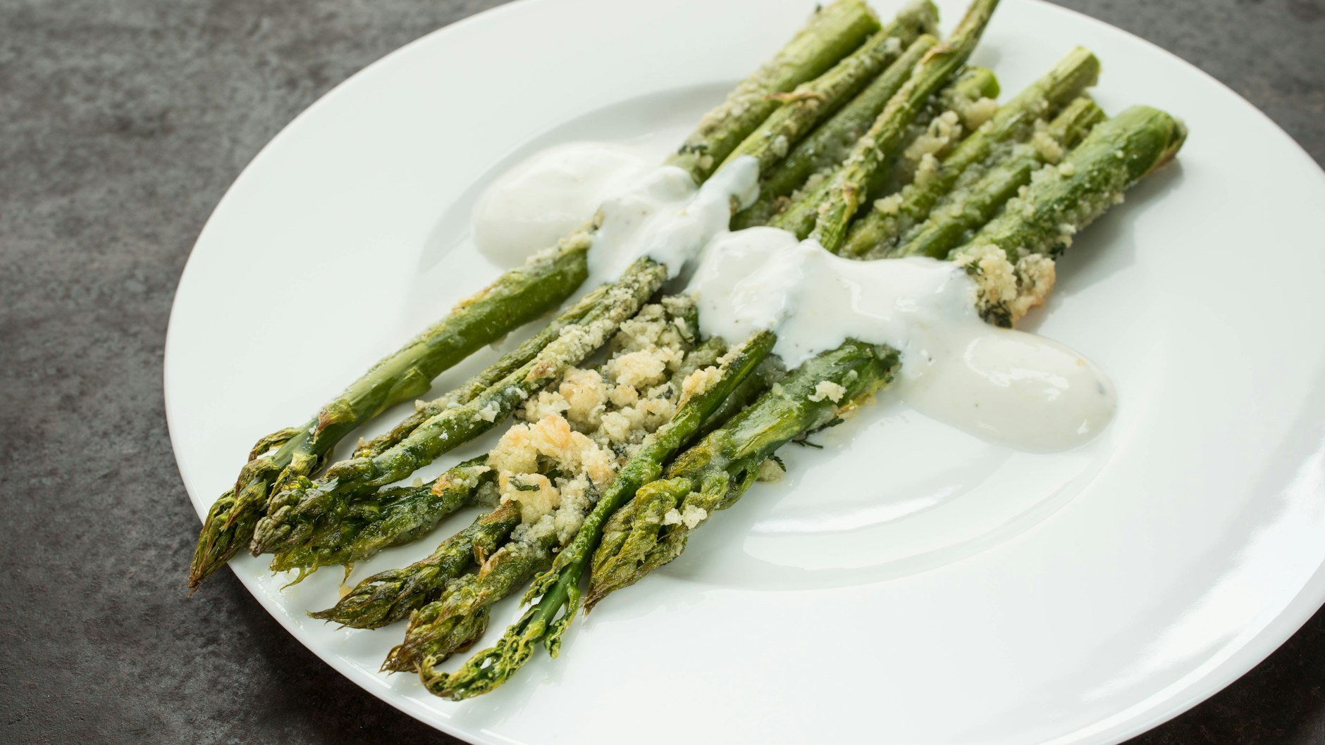 Gebratener Spargel mit Knoblauch und Parmesan ist schnell gemacht, gesund und lecker.