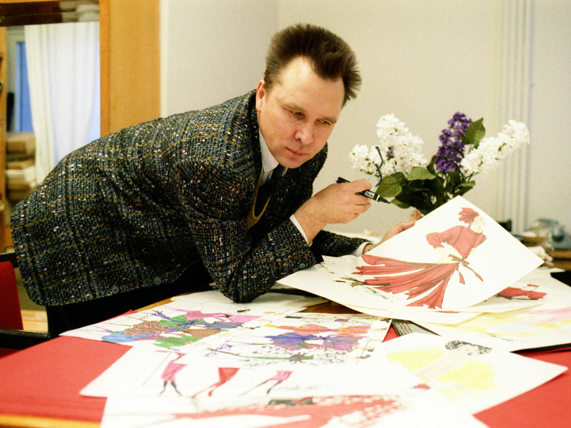 Immer am Zahn der Zeit: Slawa Saizew, hier 1987 am Zeichentisch, bediente die Kitschverliebtheit seiner Zeit.