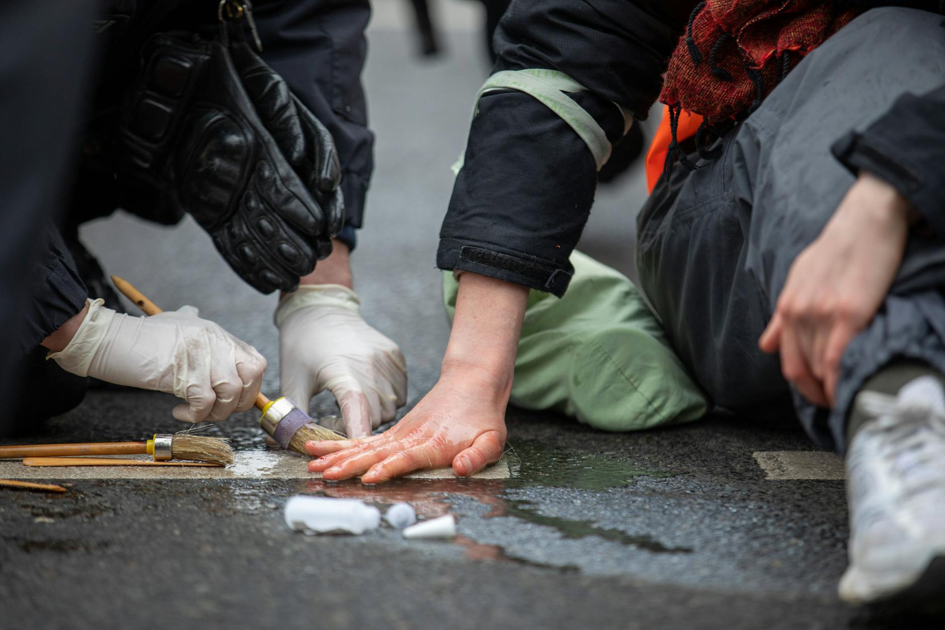 Klima-Kleber sind momentan sehr aktiv auf den Straßen Berlins - immer wieder muss mit Blockaden gerechnet werden.