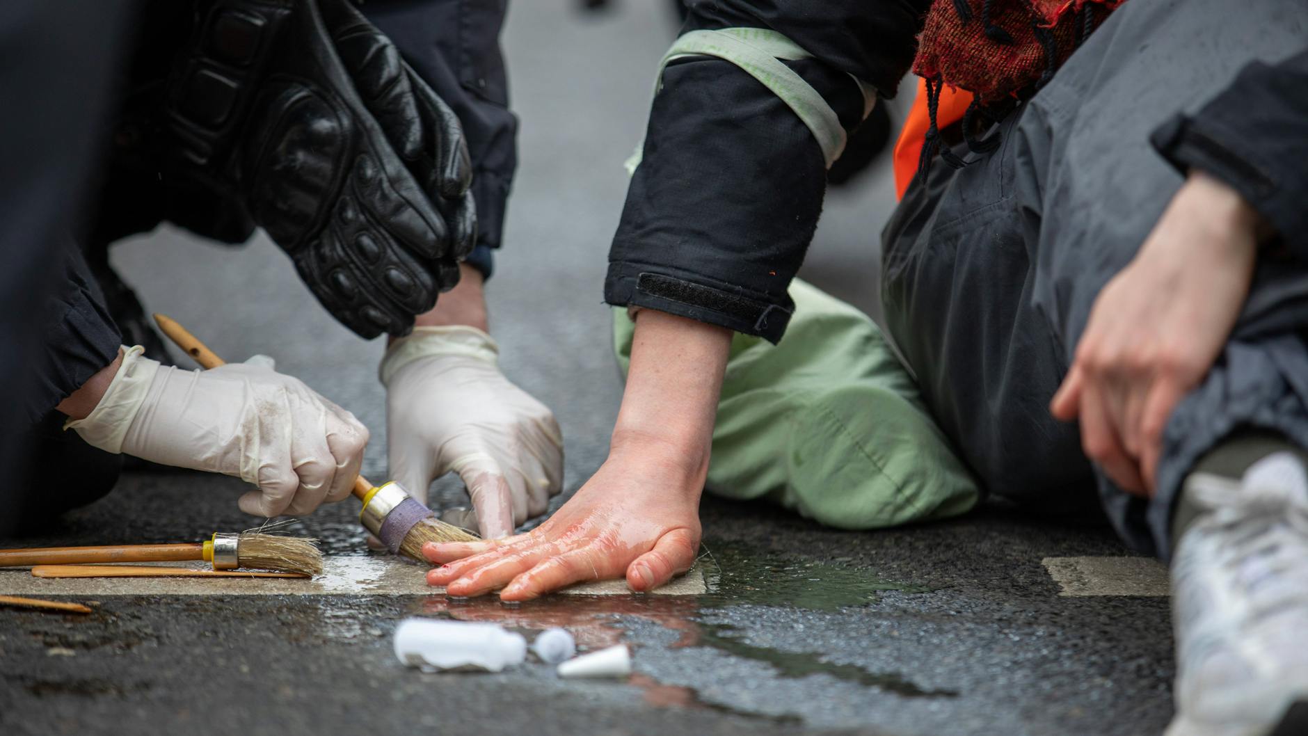 Auch die Klima-Kleber sind momentan aktiv auf den Straßen Berlins - immer wieder muss mit Blockaden gerechnet werden.