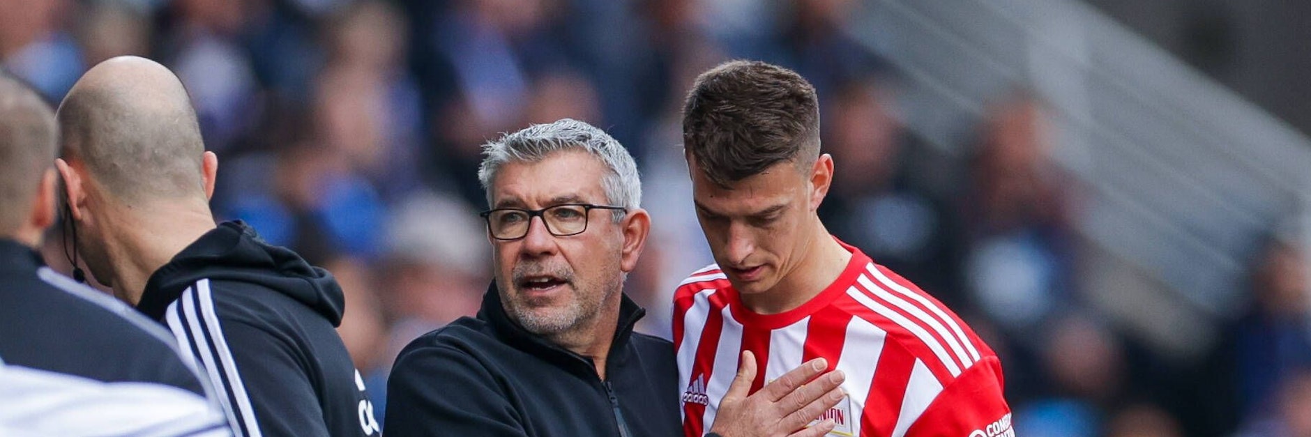 Urs Fischer, Trainer des 1. FC Union, im Gespräch mit seinem Mittelfeldspieler Janik Haberer