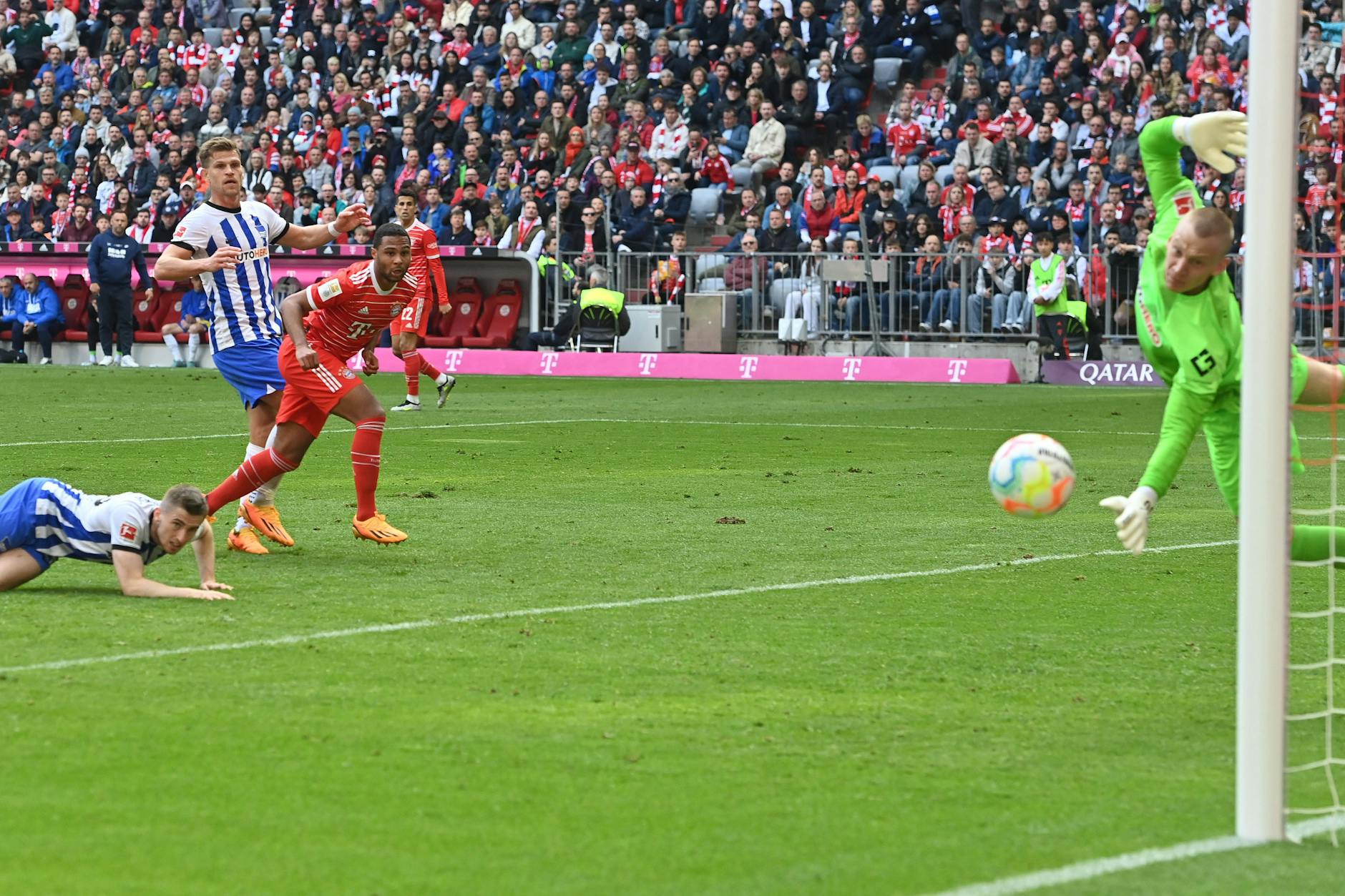 Hertha-Torhüter Oliver Christensen (24) rasierte sich die Haare ab und raubte den Stars des FC Bayern mit tollen Paraden lange den Nerv.