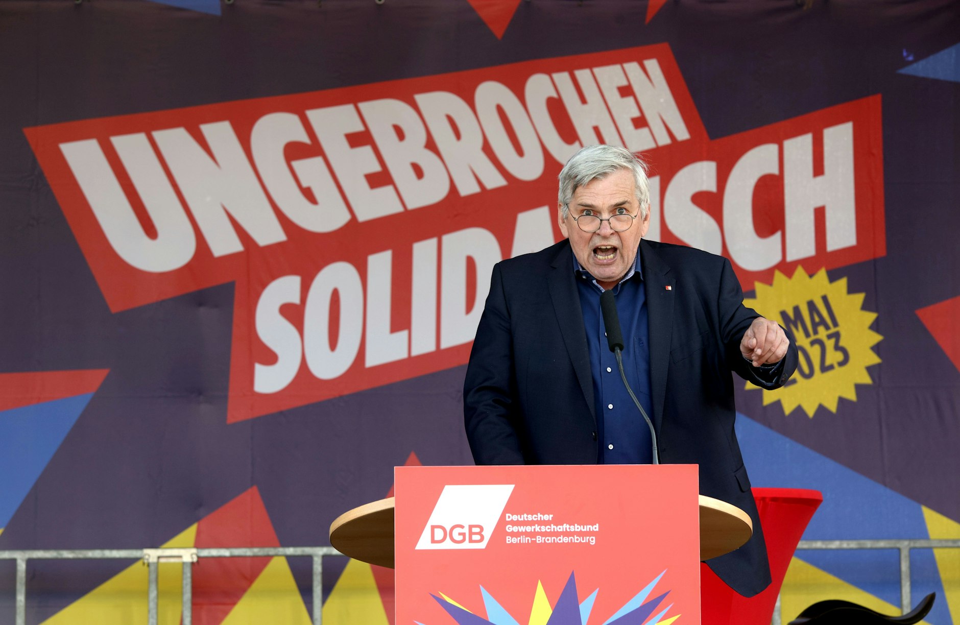 DGB-Kundgebung vor dem Roten Rathaus: Die Hauptrede hält Jörg Hofmann, Erster Vorsitzender der IG Metall.