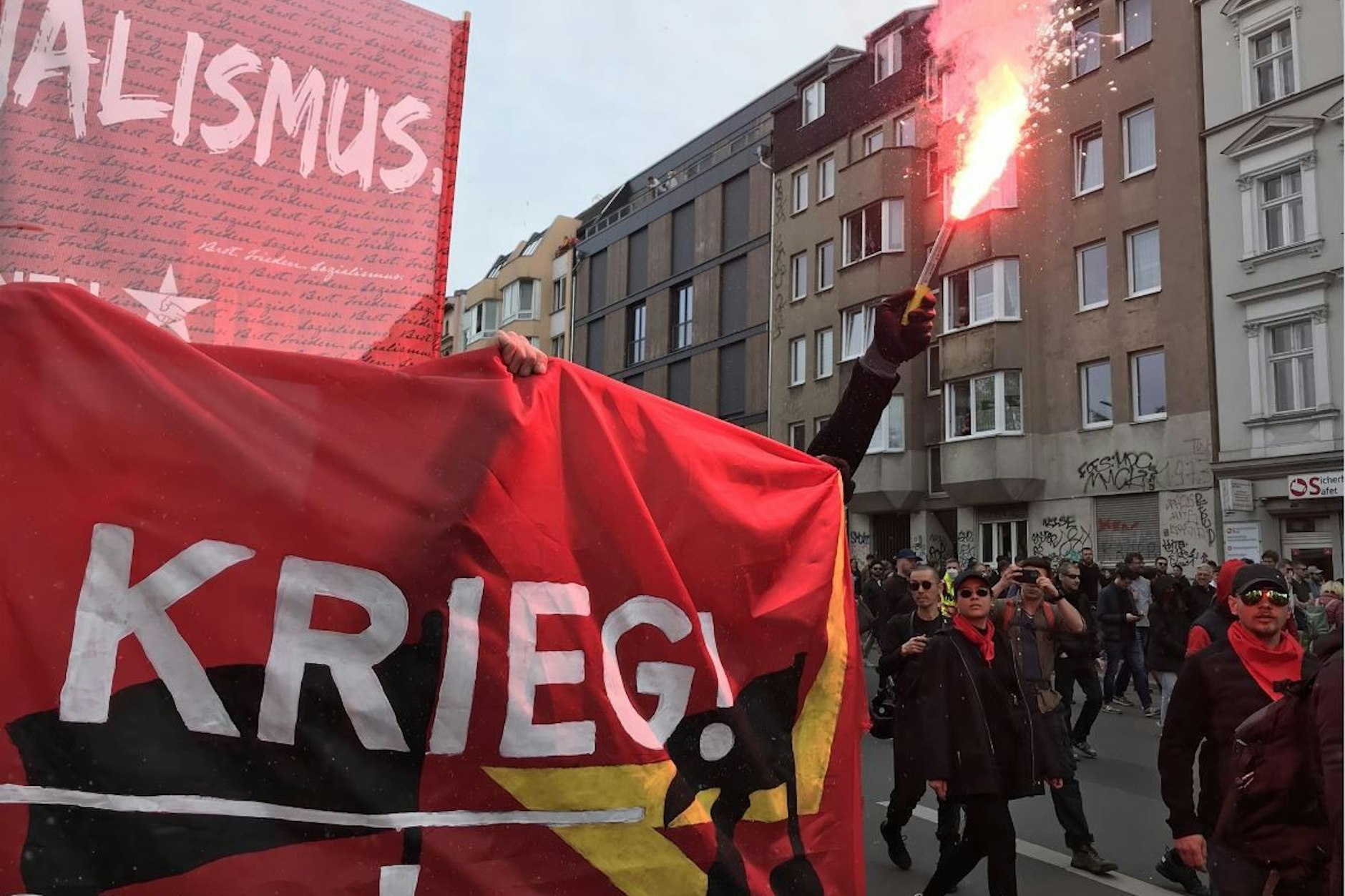 Bei der Demo in Neukölln werden erste Bengalos gezündet.