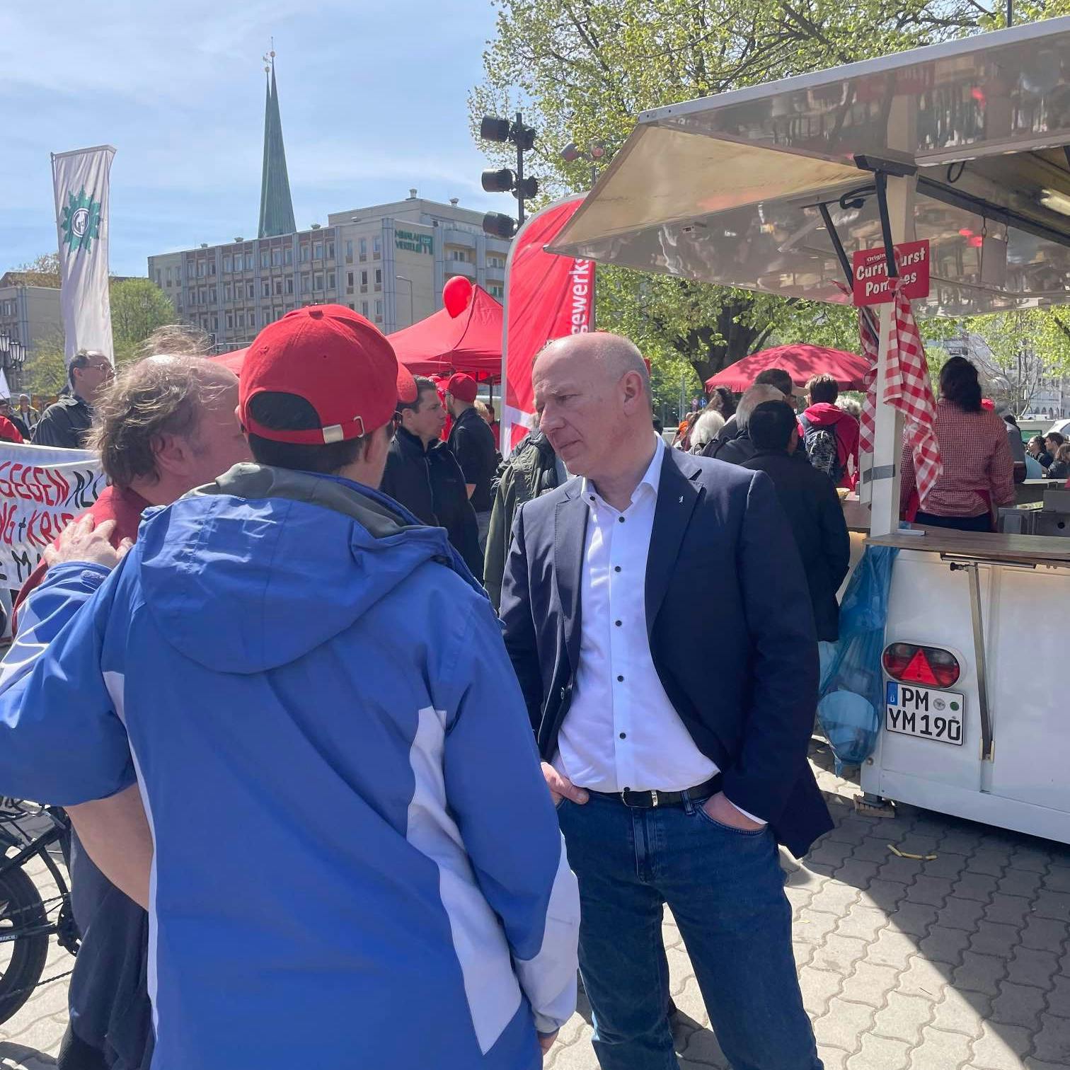 Kai Wegner bei der Gewerkschaftsdemo. 