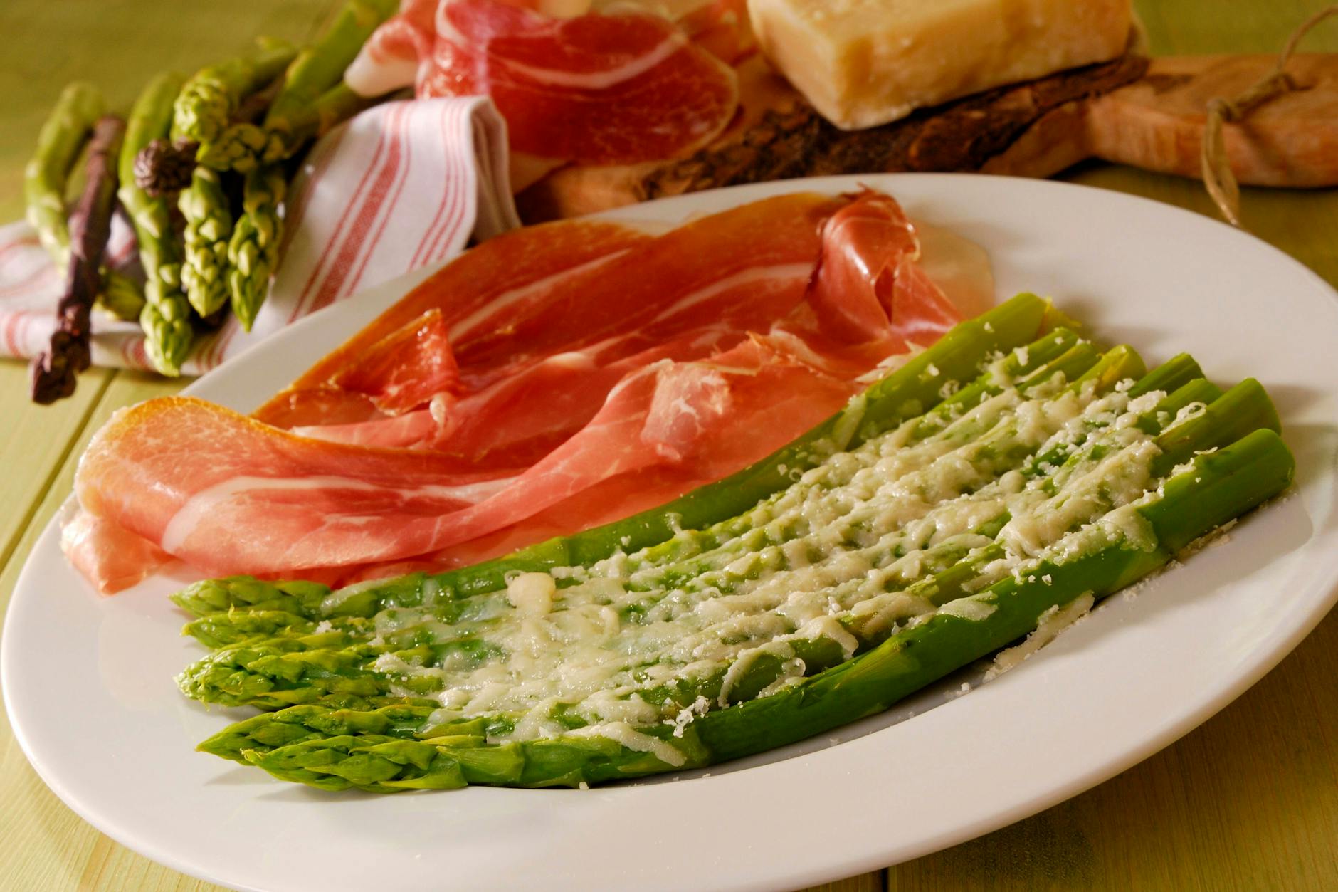 Gebratener Spargel mit Knoblauch und Parmesan ist ein leichtes Abendbrot - mit Brot oder etwas Schinken.