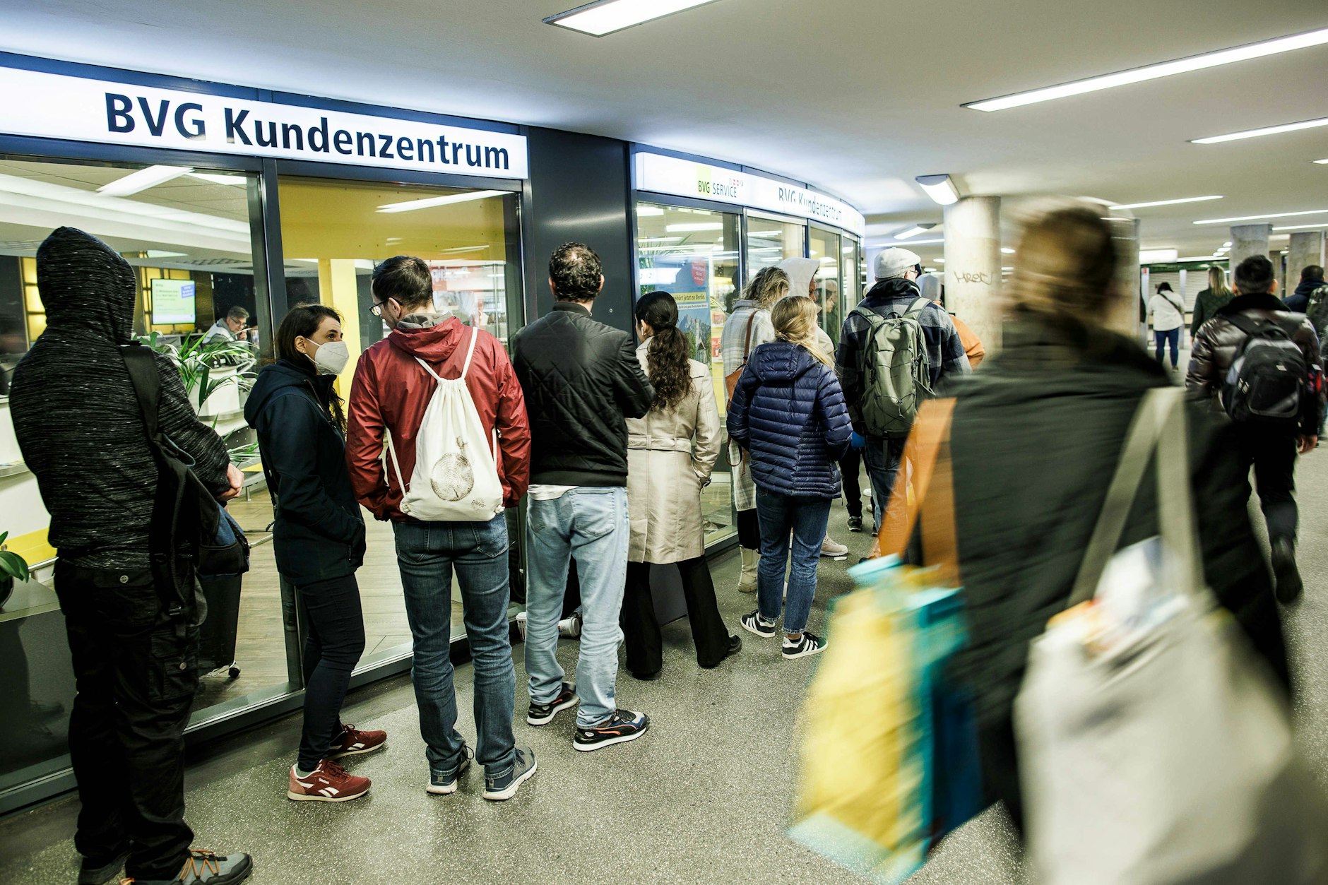 Menschen stehen in einer Schlange am BVG-Servicecenter am Bahnhof Zoo.