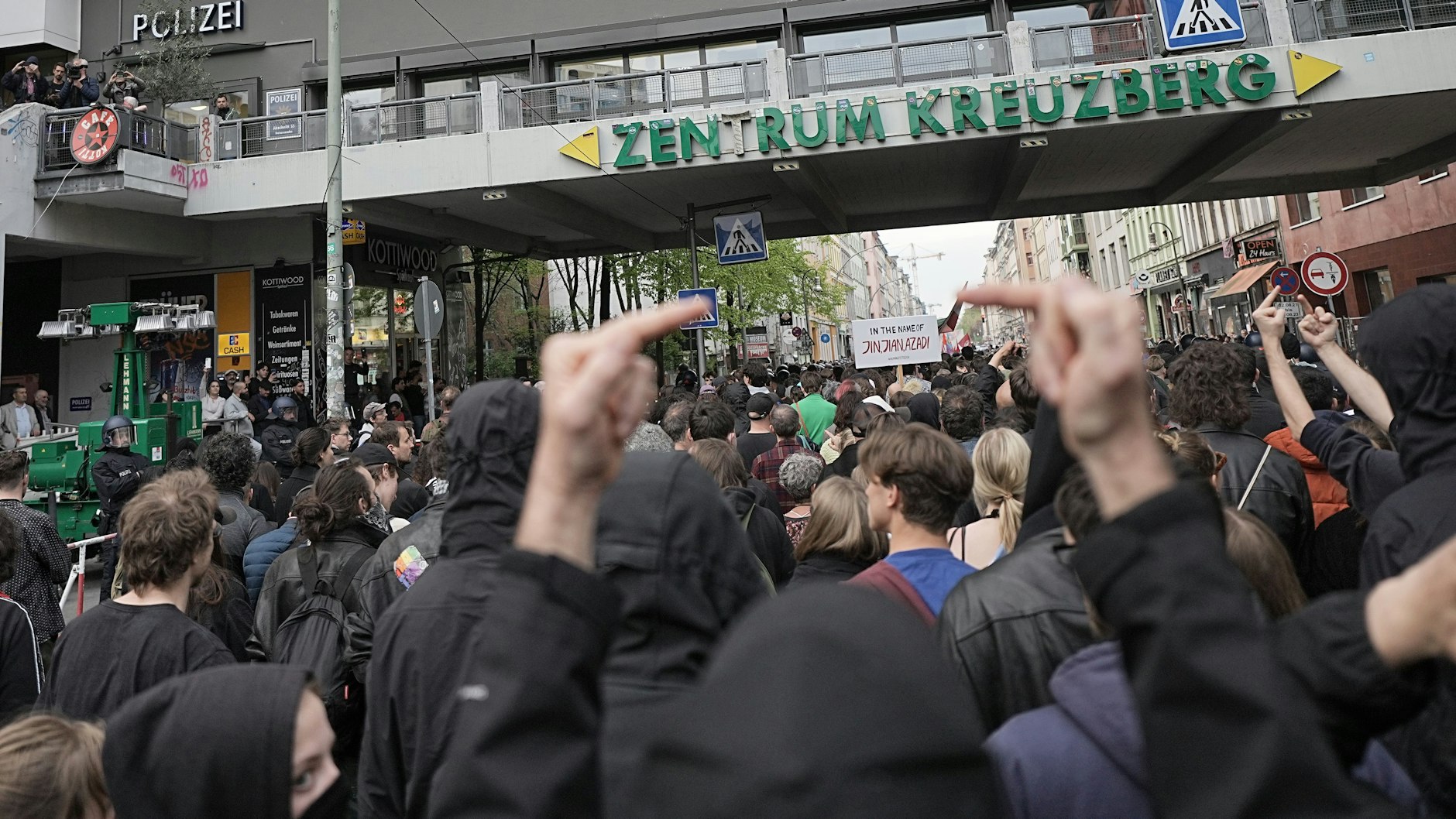 Teilnehmer des Demonstrationszuges am Kotti.