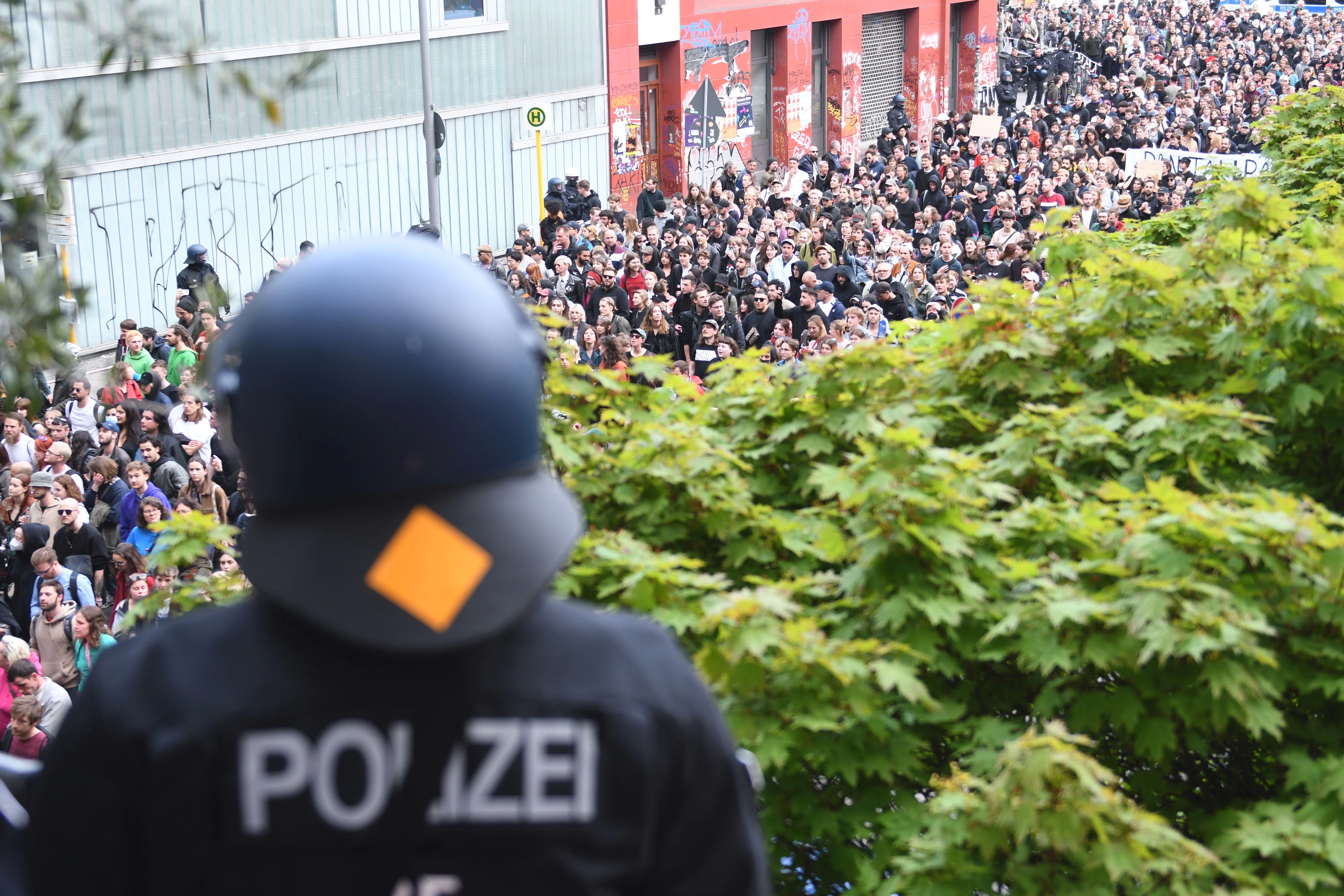Demonstrationszug an der Kotti-Wache.