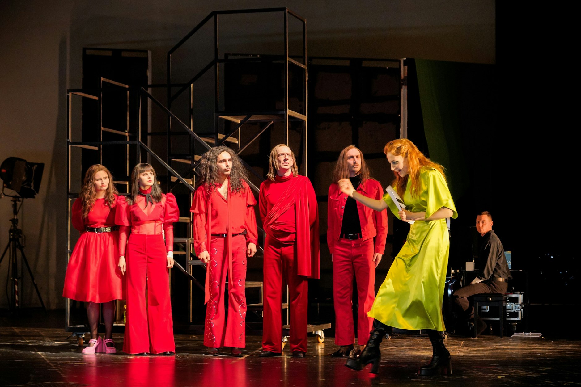Nele Stuhler: „Gaia am Deutschen Theater (GÖ)“, auf dem Bild, v.l.: Lisa Hrdina, Lorena Handschin, Caner Sunar, Bernd Moss, Elias Arens, Maren Eggert, Samuel Wiese (Live-Musik)