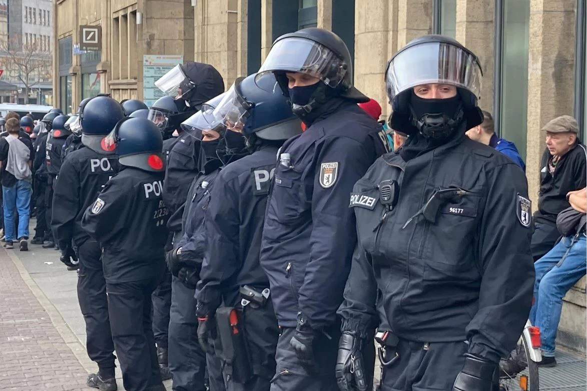 Polizisten beschützen die Deutsche Bank am Hermannplatz.