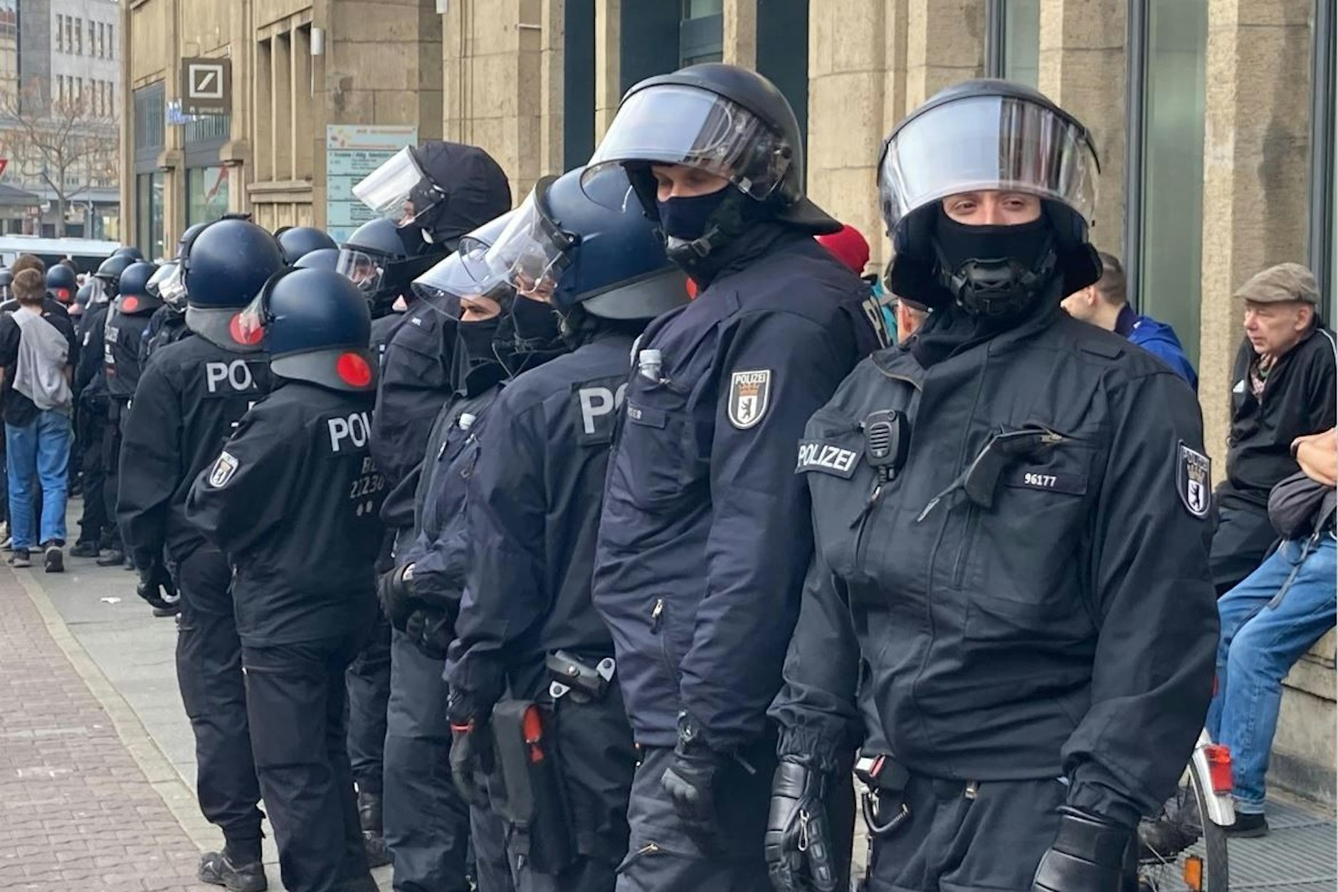 Polizisten beschützen die Deutsche Bank am Hermannplatz.