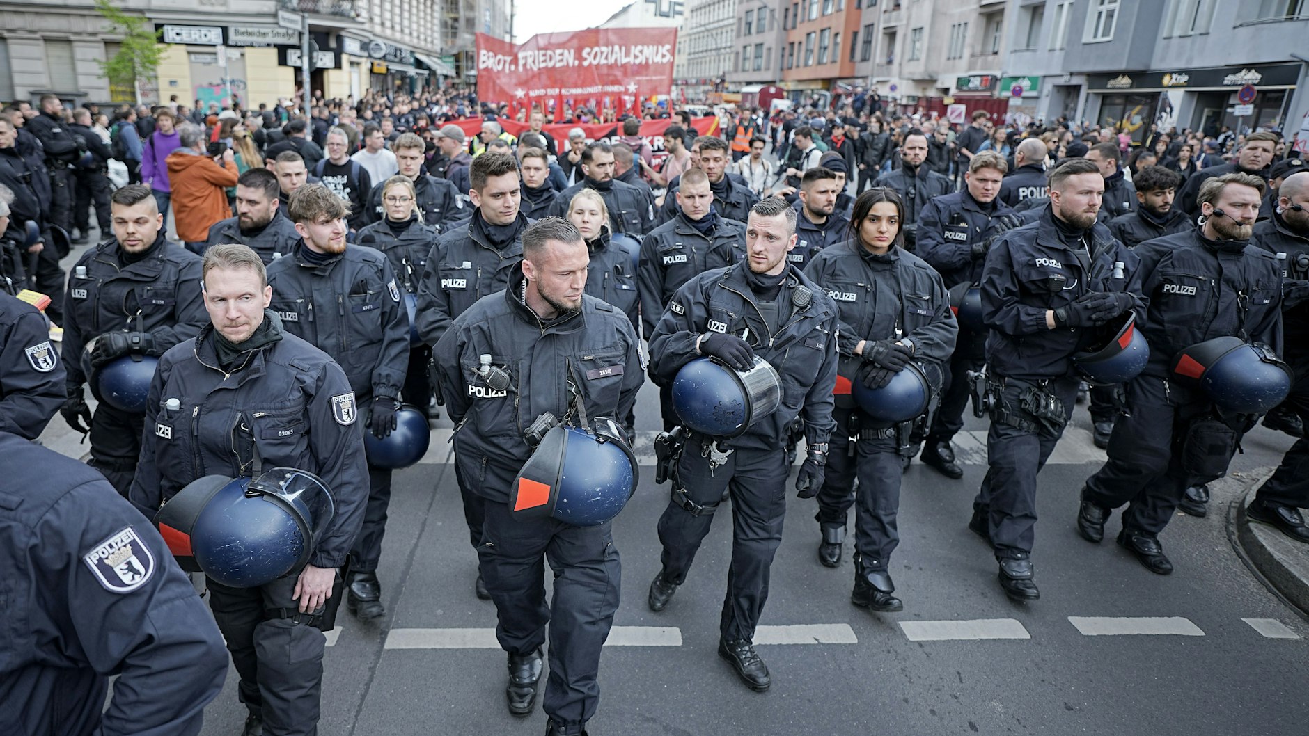 Polizisten laufen vor dem Demonstrationszug&nbsp; der Revolutionären Mai-Demo.