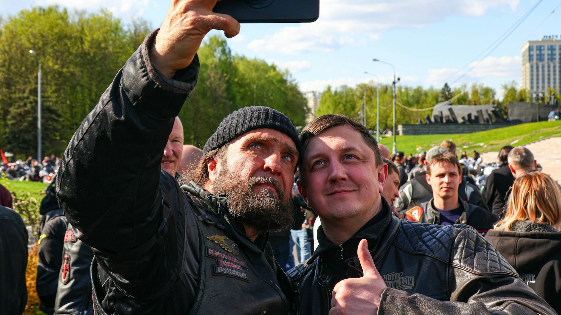 Noch schnell ein Selfie mit einem Fan: Von Moskau aus starteten Alexander Saldostanow und seine „Nachtwölfe“ ihre Rally Richtung Ukraine und Deutschland.