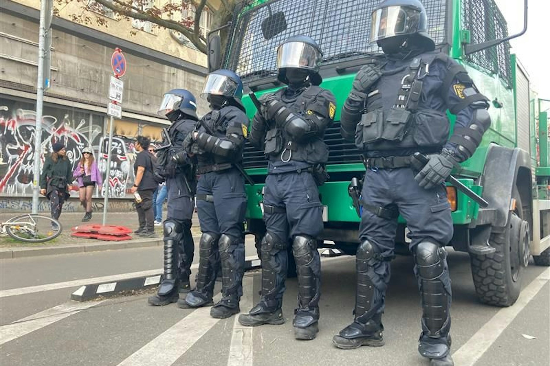 Einsatzkräfte der Polizei sichern den Kottbusser Damm ab