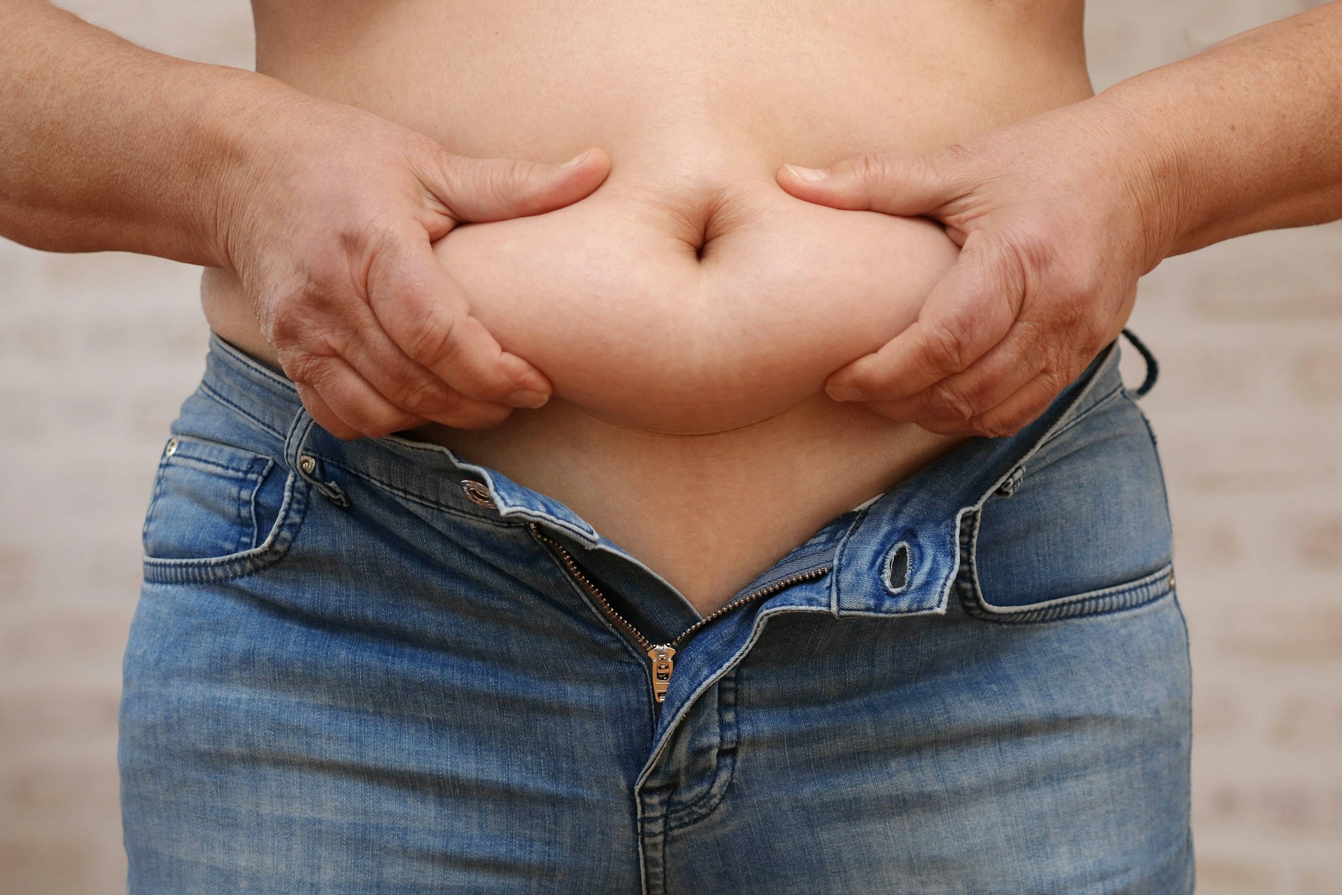 Wer schnell abnehmen möchte, muss vor allem Kalorien einsparen.