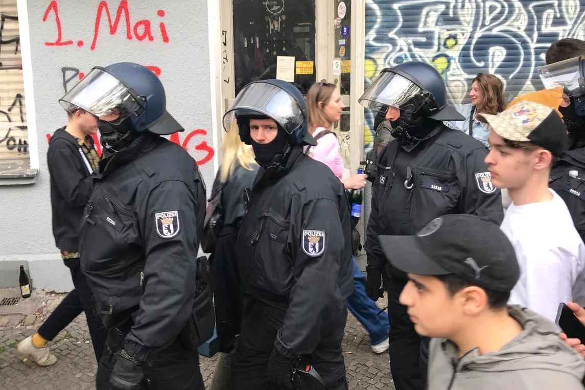 Polizisten in der Neuköllner Friedelstraße.&nbsp;