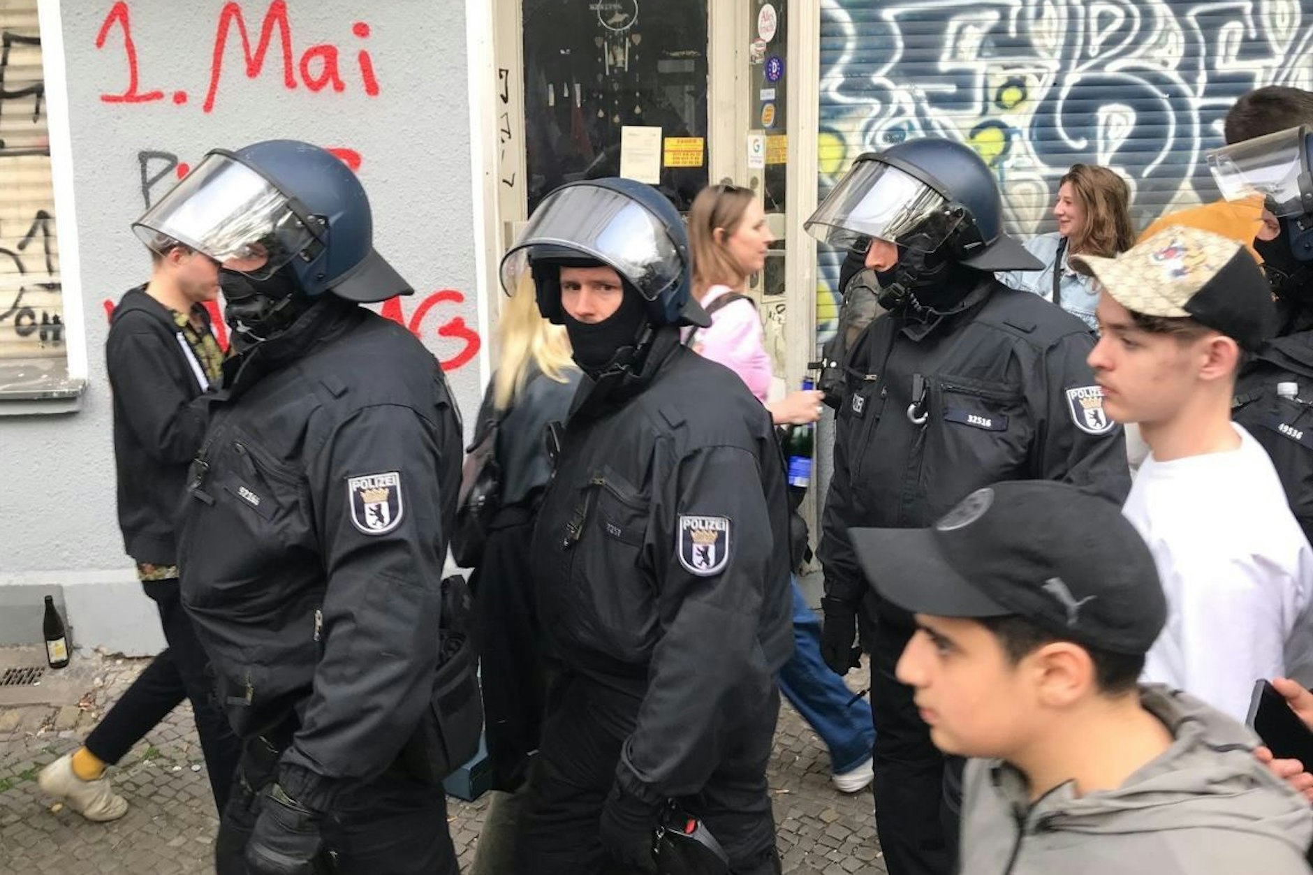 Polizisten in der Neuköllner Friedelstraße. 