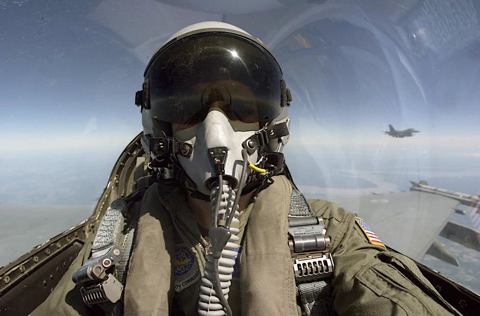 Ein Pilot eines US-amerikanischen Kampfjets hält nach verdächtigen Flugobjekten Ausschau.&nbsp;
