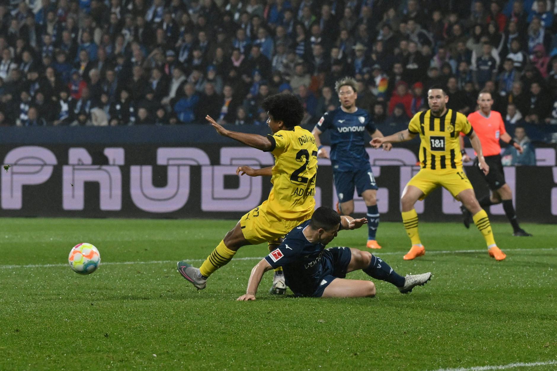 Die Szene, die die Meisterschaft entscheiden könnte: BVB-Stürmer Adeyemi wird von Bochums Soares gefoult. Elfmeter gab es dennoch nicht.